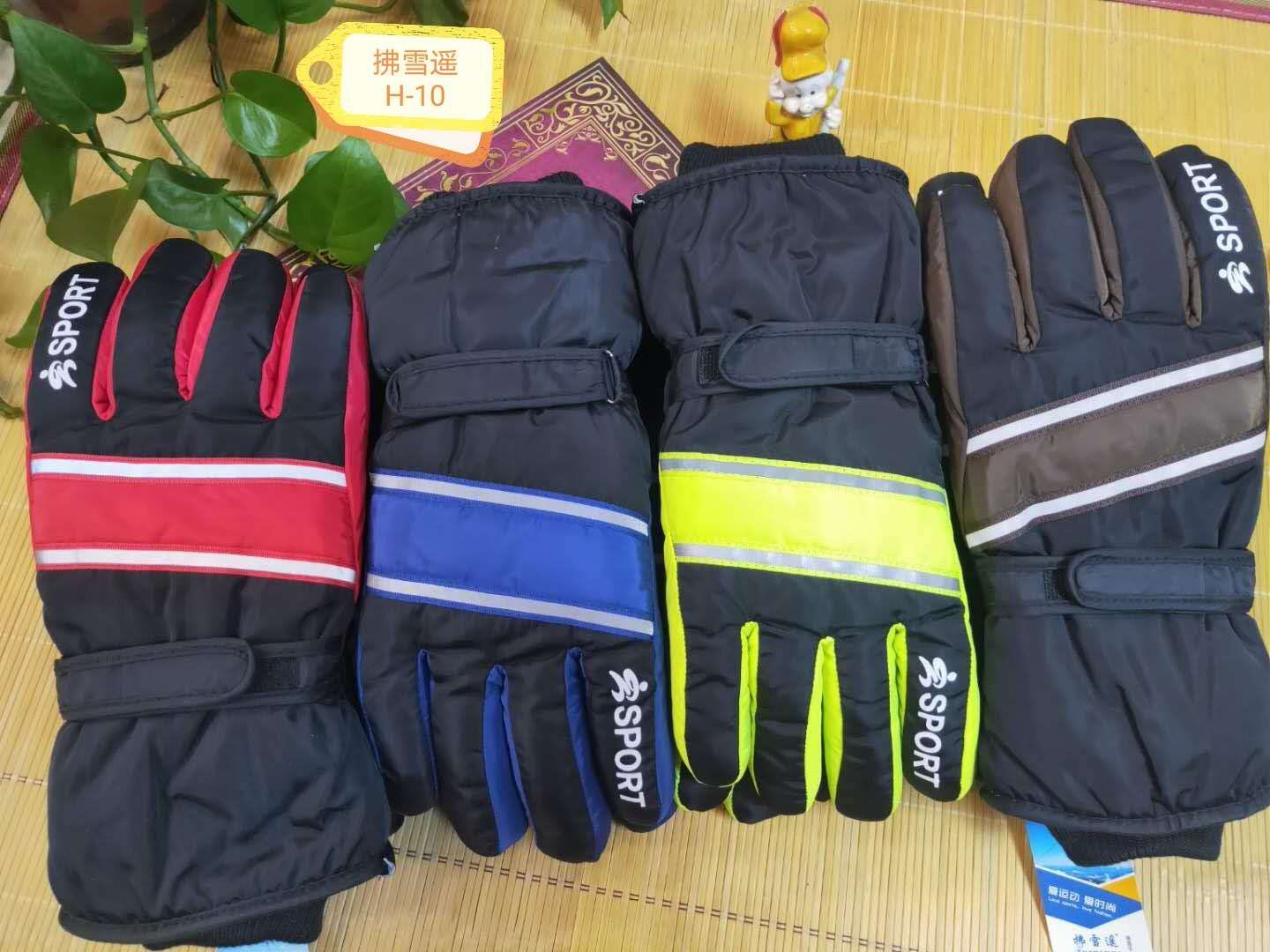 Men's gloves are warm and waterproof in winter. Men's gloves are cold-proof for skiing in winter. Women's gloves are black for motorcycle riding