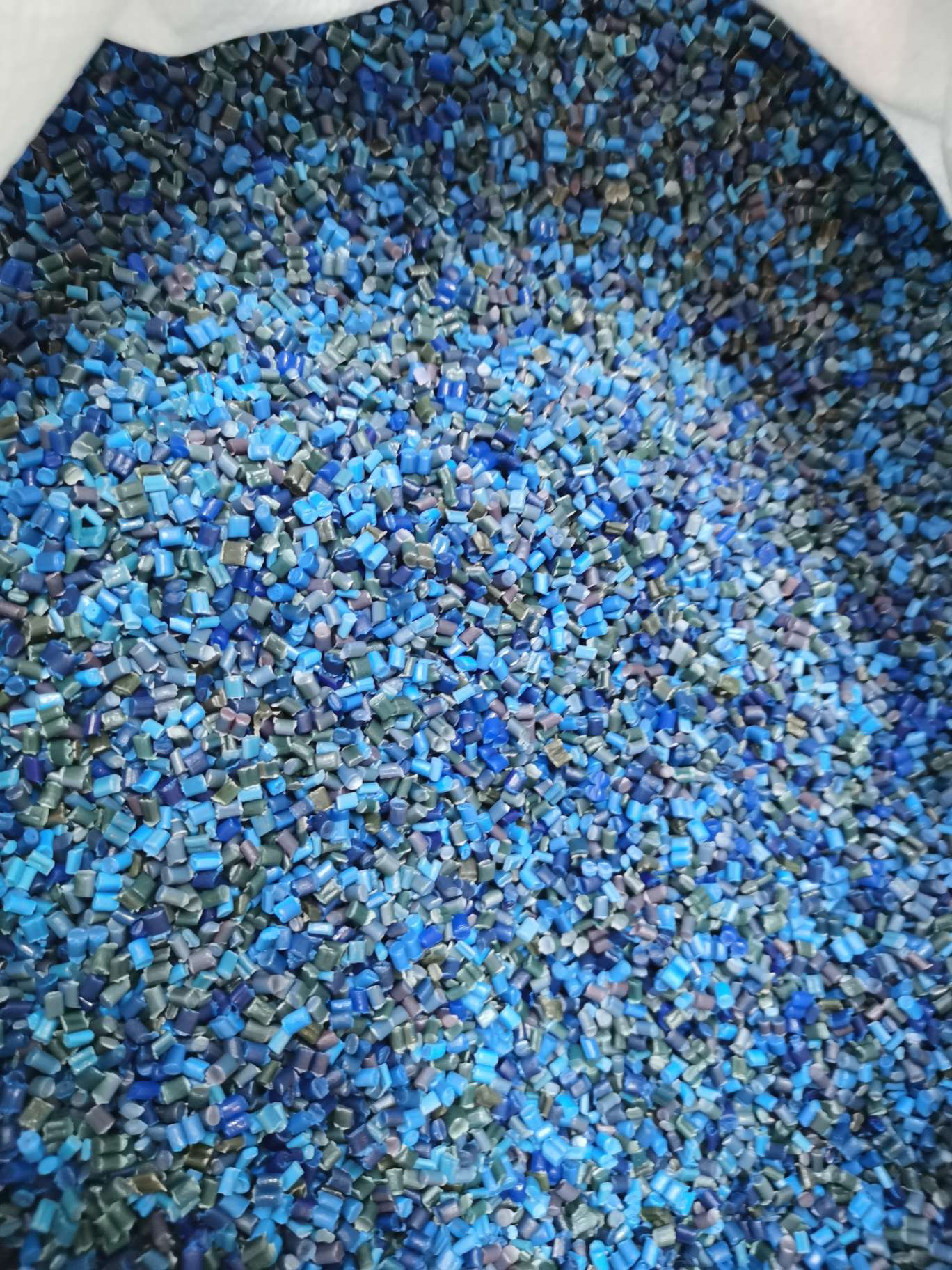 Blue small particle high-pressure material