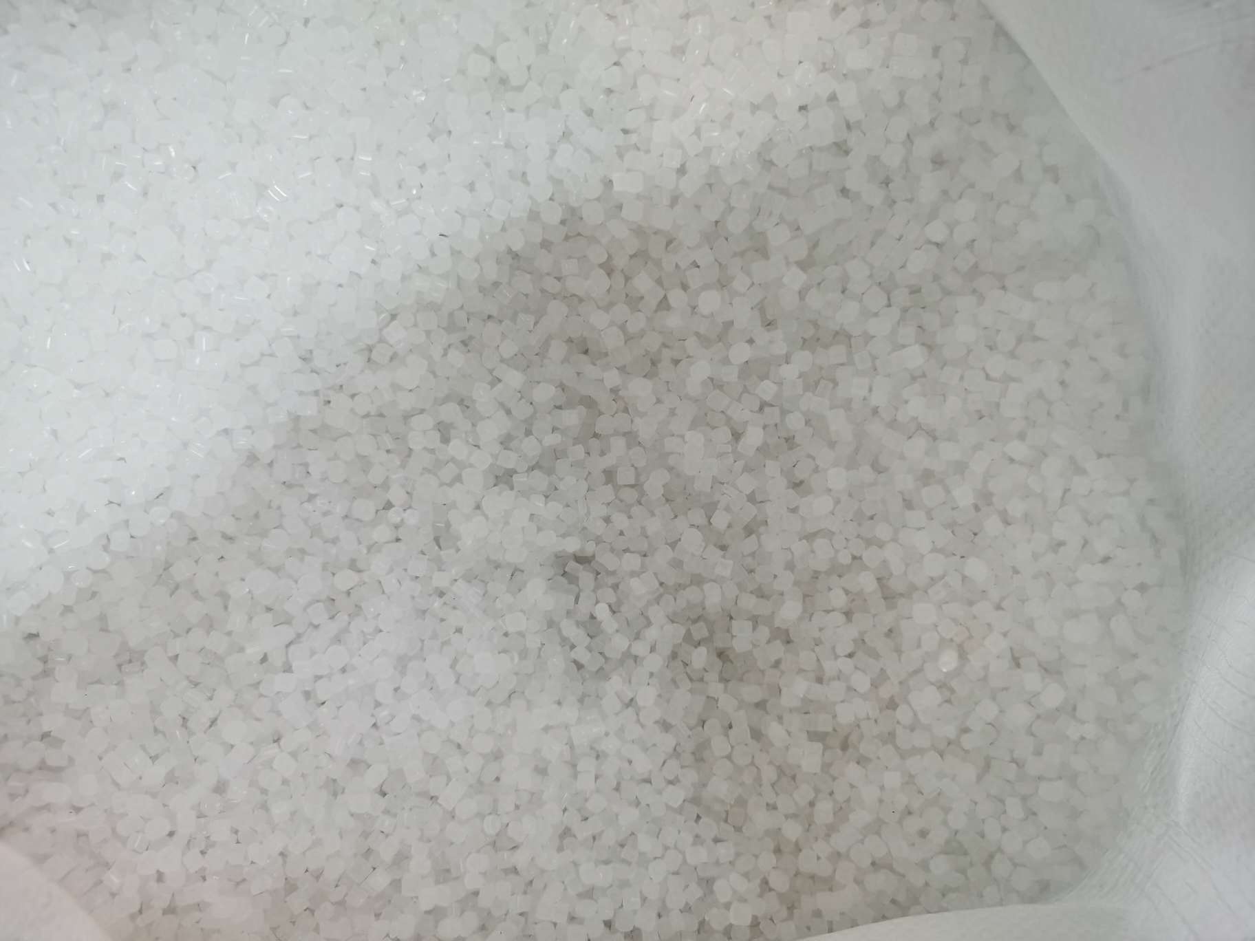 First-grade extra-white small particle blown film material