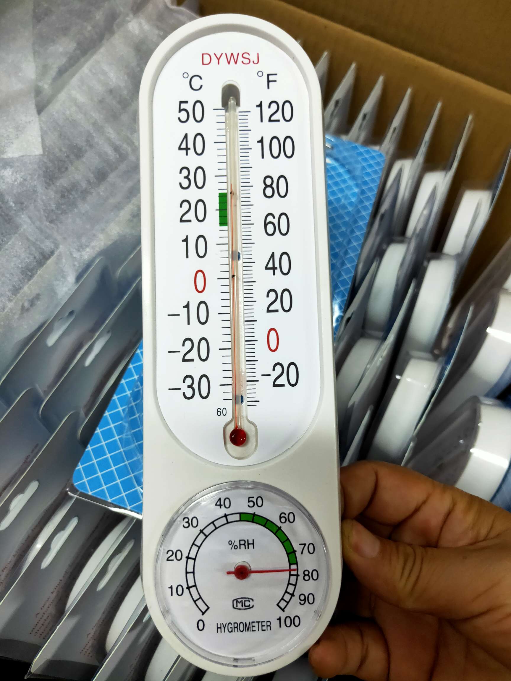 Oval-shaped white plastic temperature and humidity meter, indoor thermometer, horticultural dapeng planting temperature and humidity meter undefined