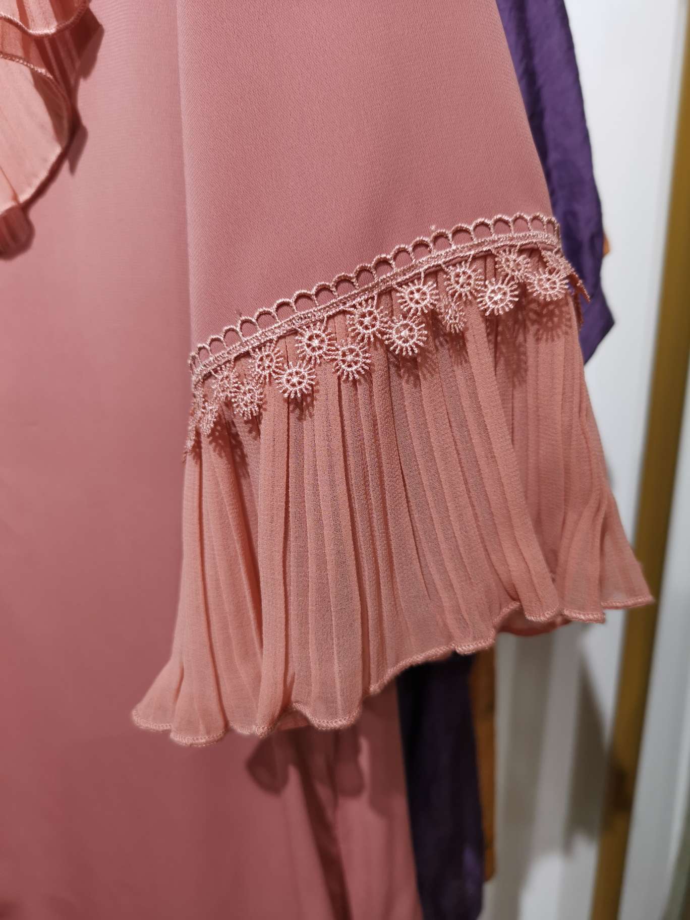 A pink women's top with a fashionable diamond V-shaped lace collar details Picture