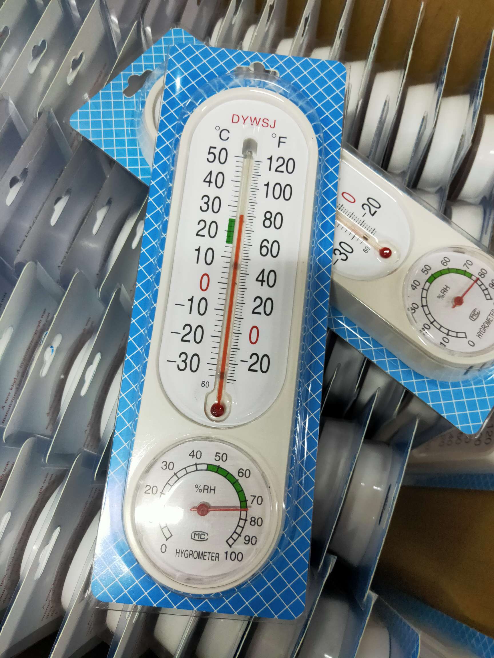 Oval-shaped white plastic temperature and humidity meter, indoor thermometer, horticultural dapeng planting temperature and humidity meter