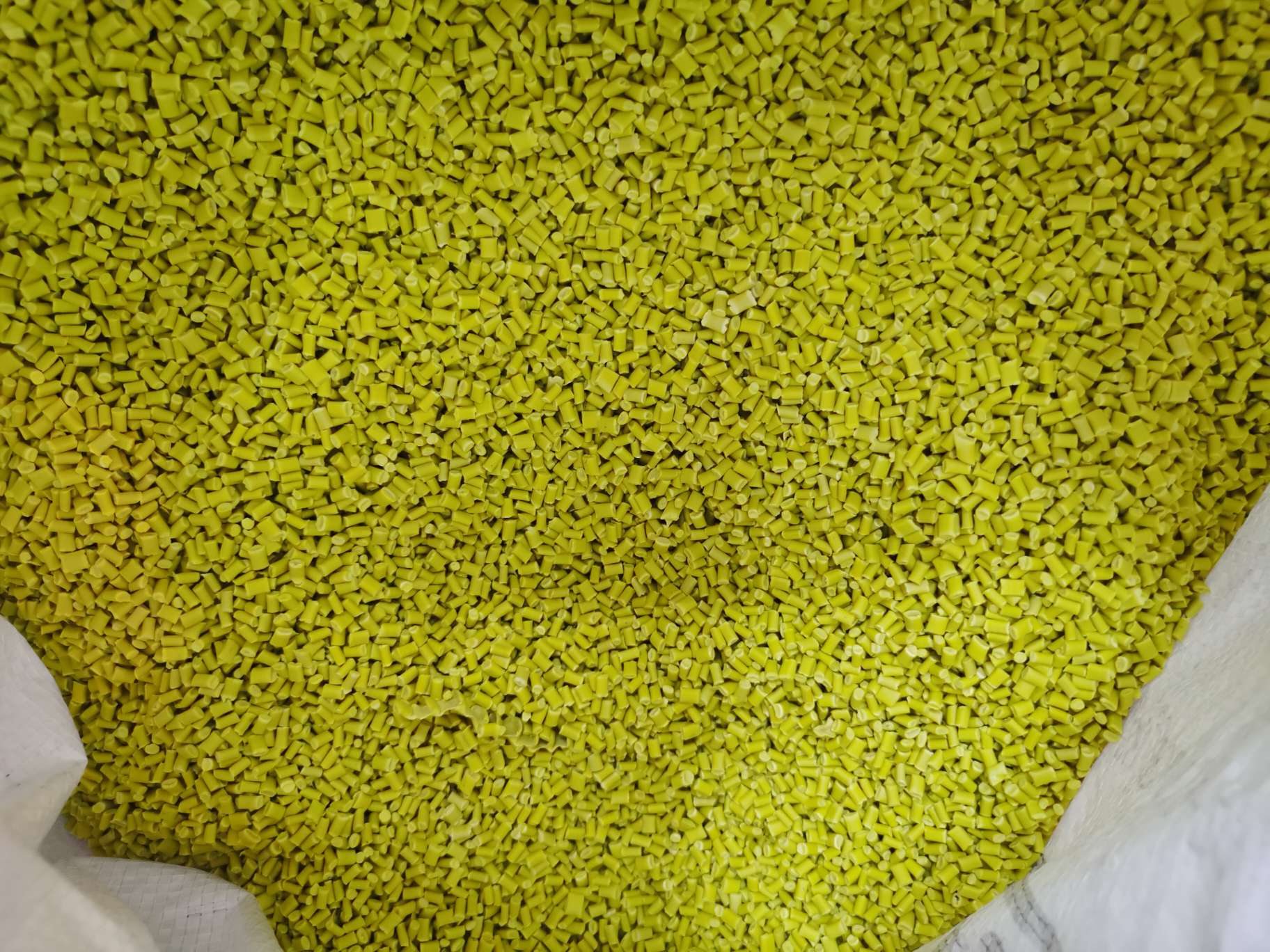 Yellow small particle propylene material