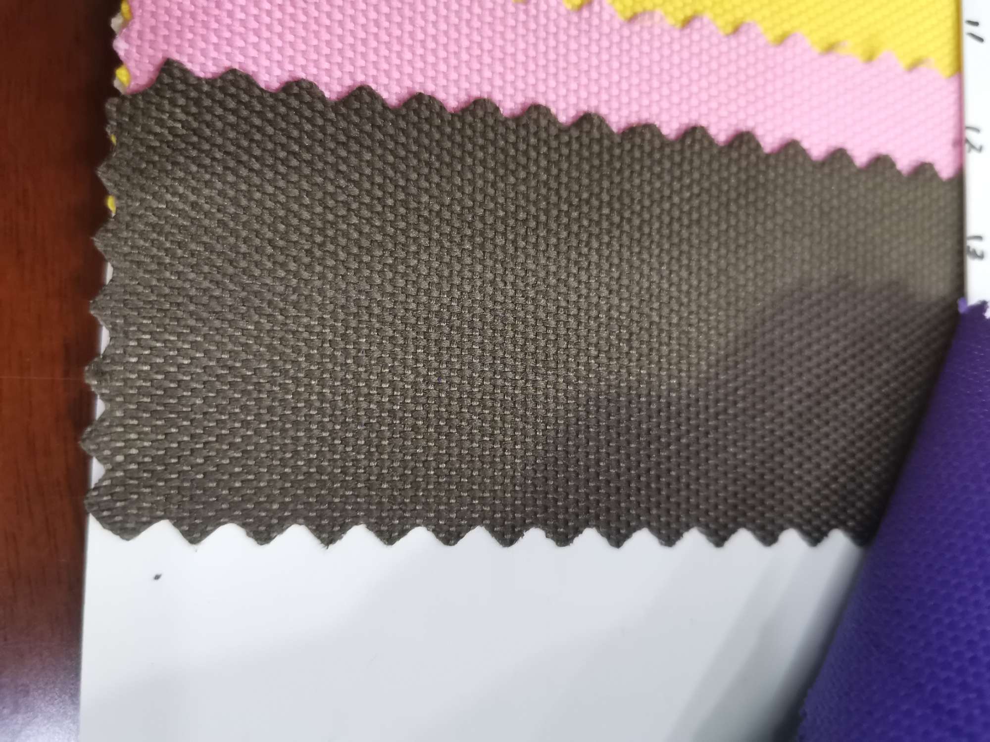 厂家直销热销新款  600D—13皮革大量现货高中低档箱包沙发鞋材面料