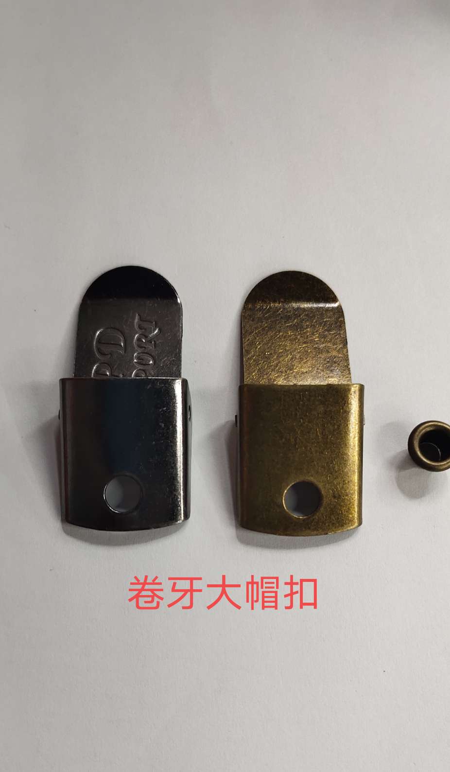 There are all kinds of cap buckles