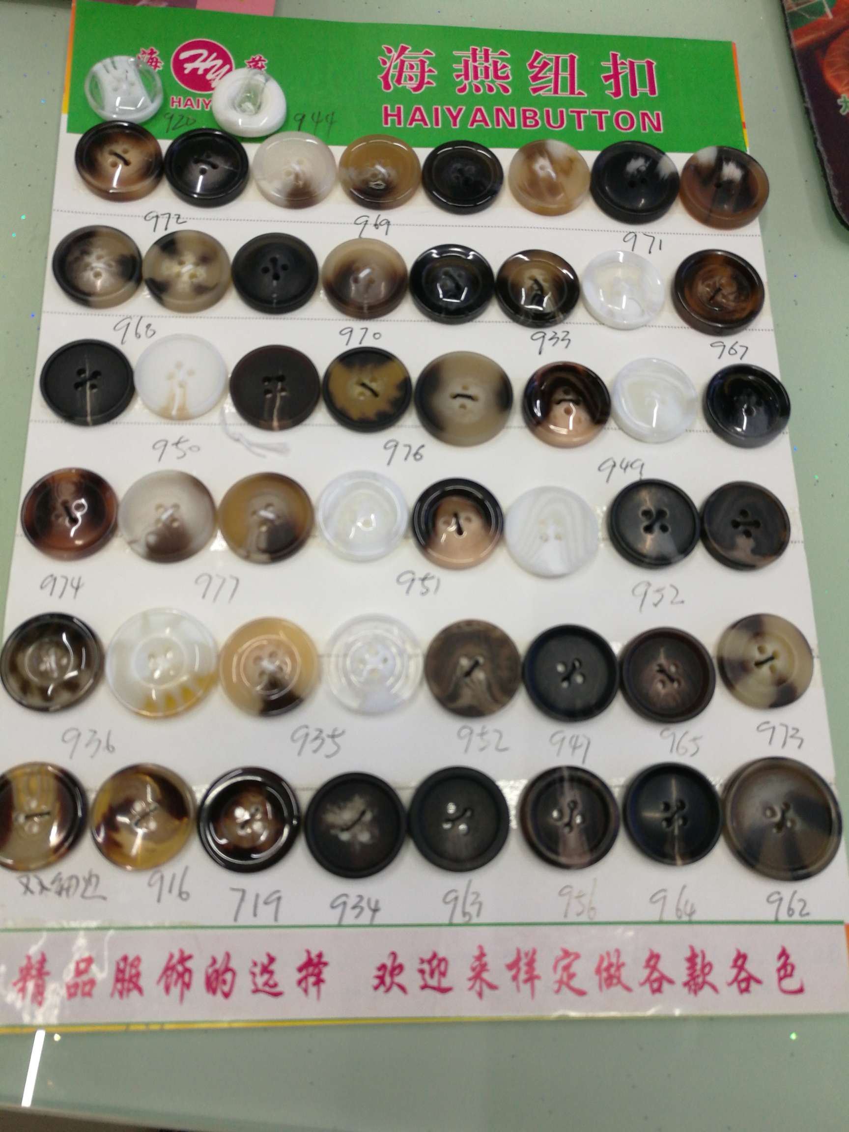 Yiwu Good Goods Four Eyes Two-Color Buckle Amber Render Resin Button Manufacturers Direct Sales