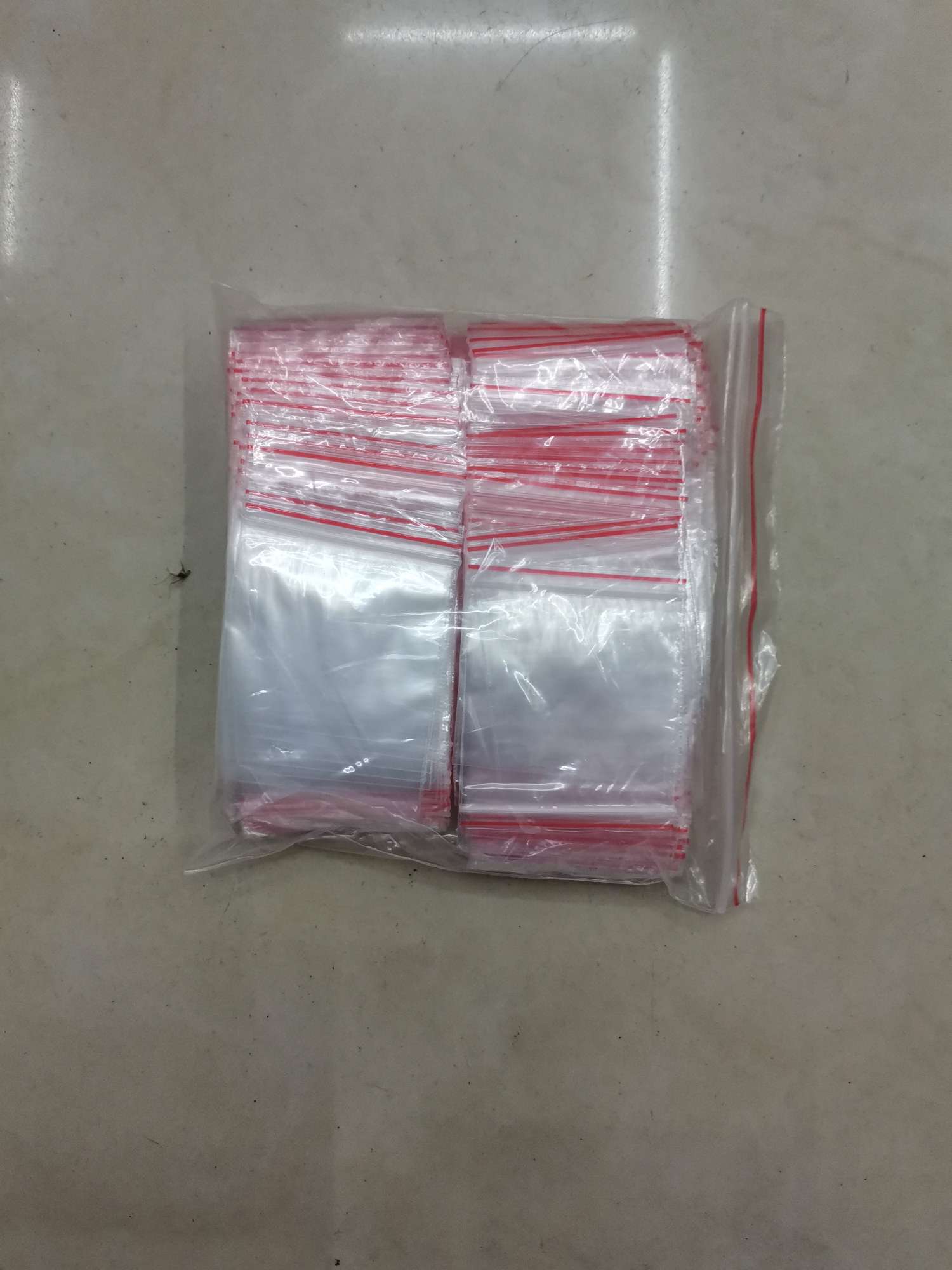 خمسة سبعة أربعة أكياس