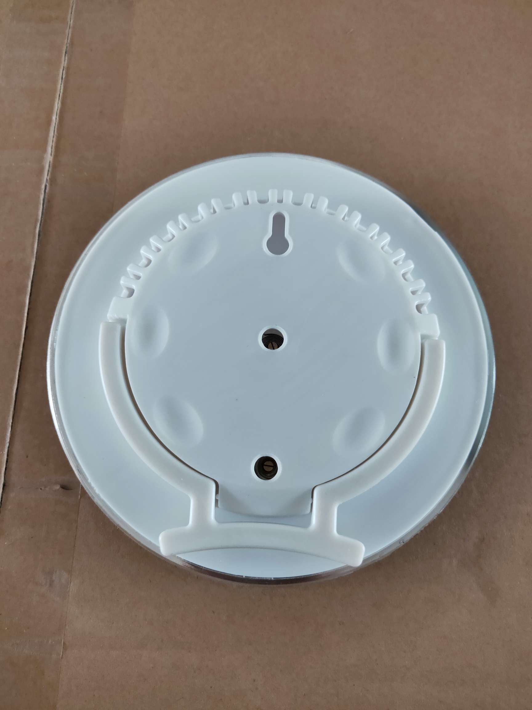 The pointer-type indoor temperature and humidity meter has physical sensing and does not require batteries undefined