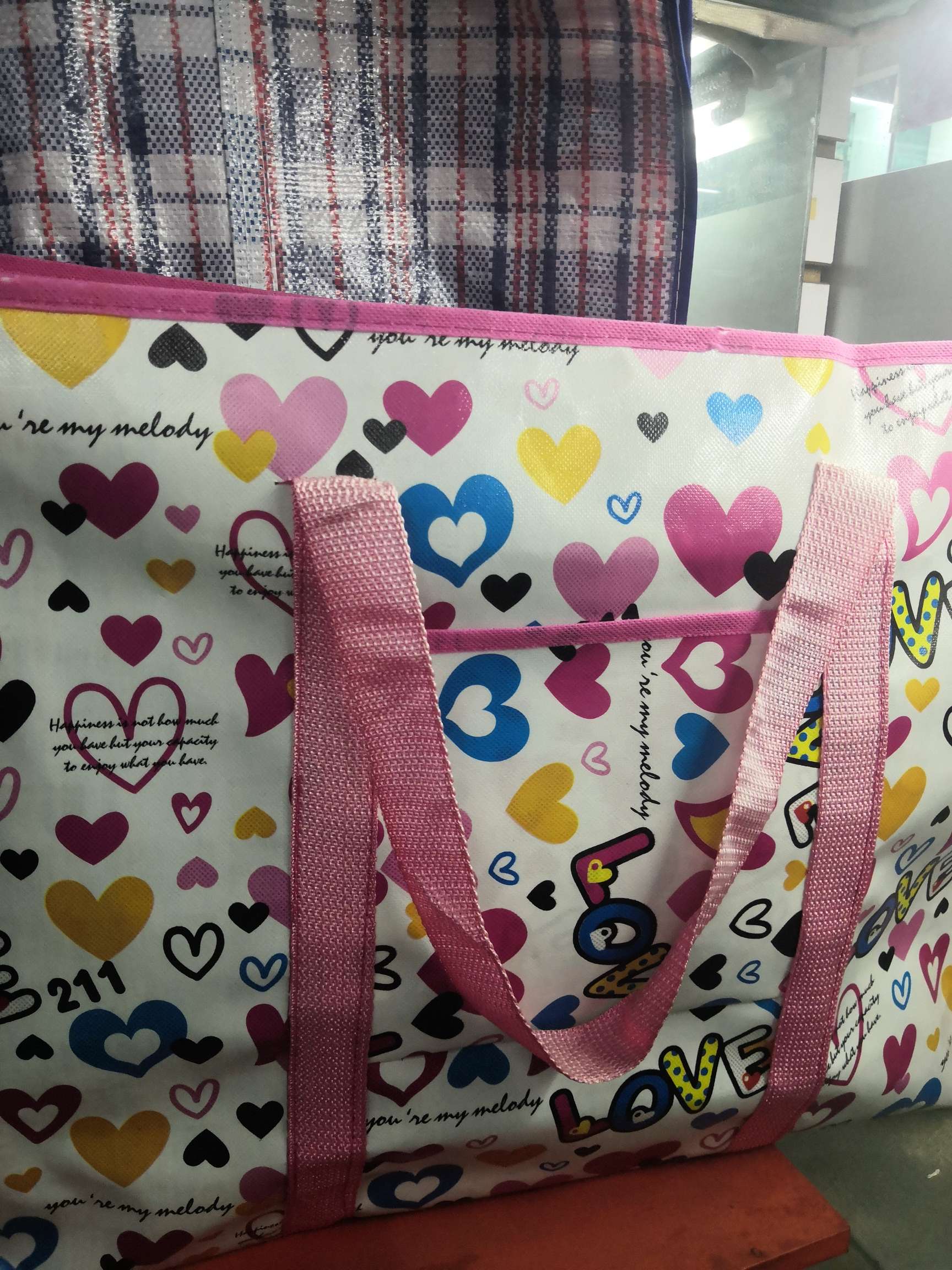 Heart-shaped pink woven bag