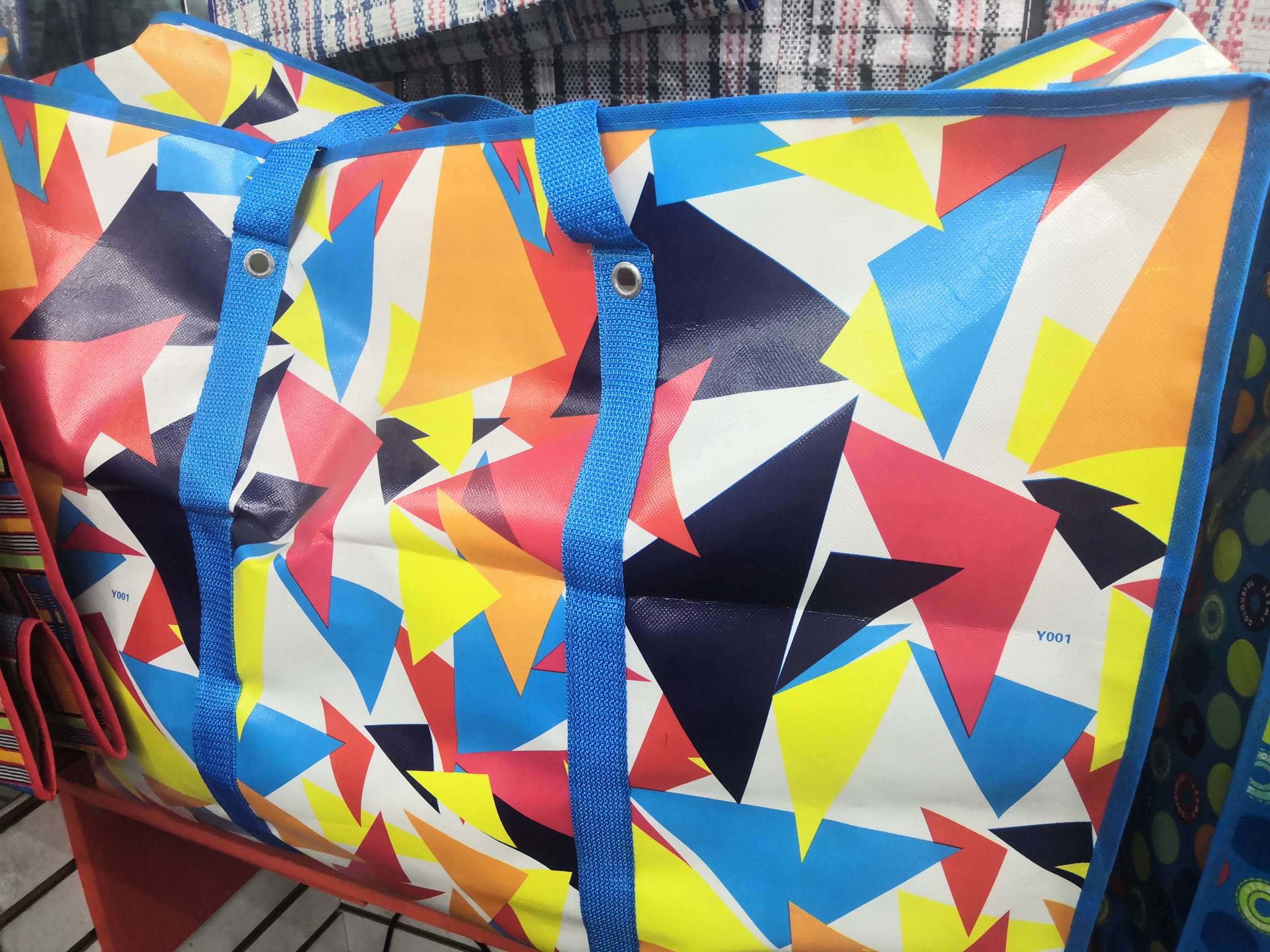 Triangular pattern woven bags