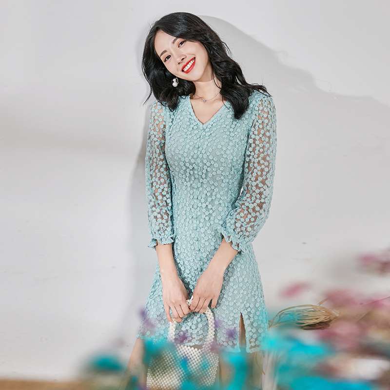 Wenjin Autumn 2020 new Style French retro, niche and sweet first love V-neck lace dress for petite women details Picture