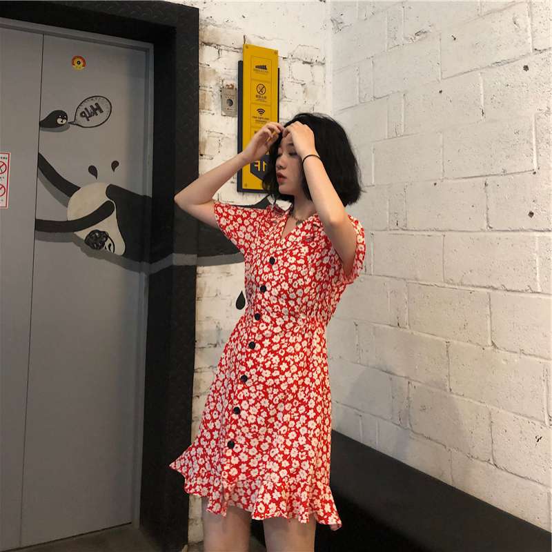 A petite Hepburn light-colored floral dress that can be both sweet and salty. A short orange-style shirt dress with a gentle and sweet style