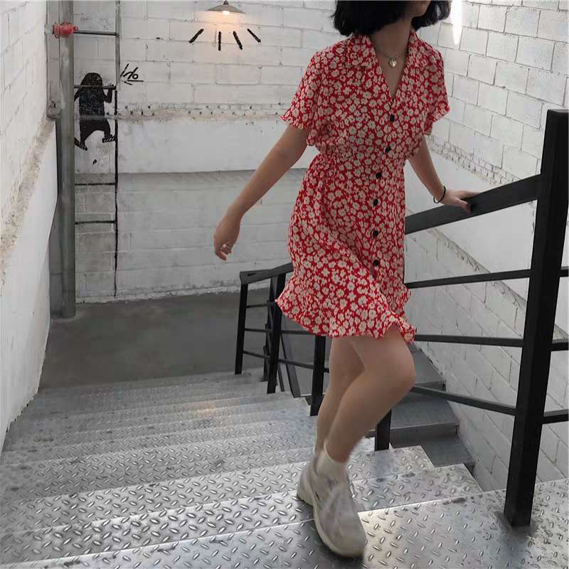 A petite Hepburn light-colored floral dress that can be both sweet and salty. A short orange-style shirt dress with a gentle and sweet style details Picture