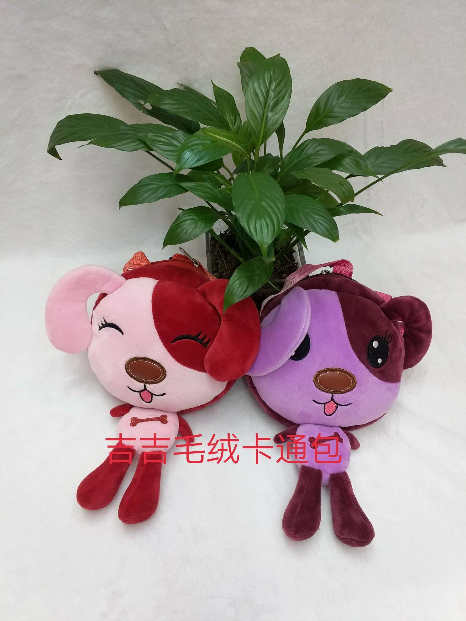 毛绒卡通挎包，零钱包白底实物图