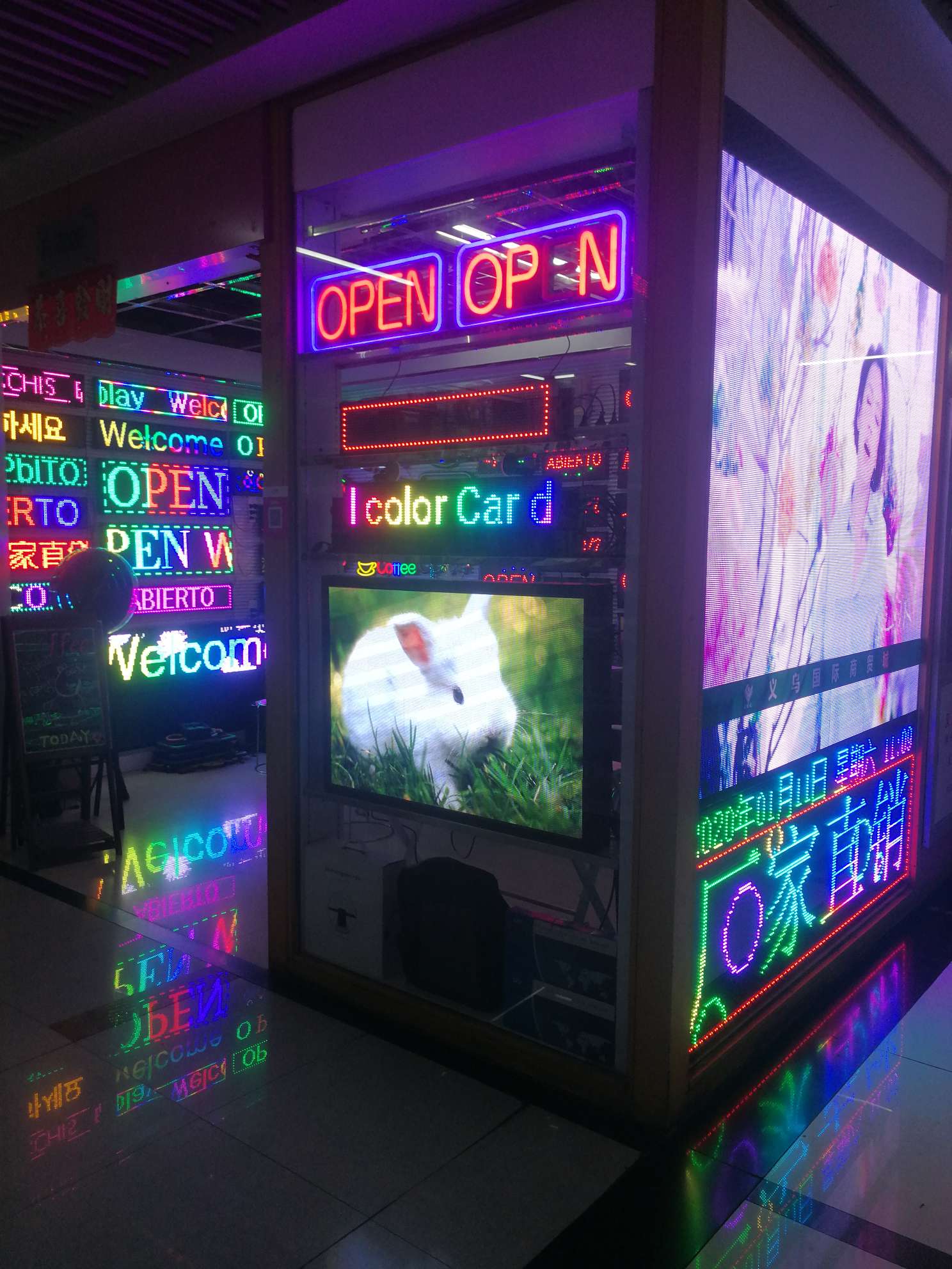 LED广告机实物图