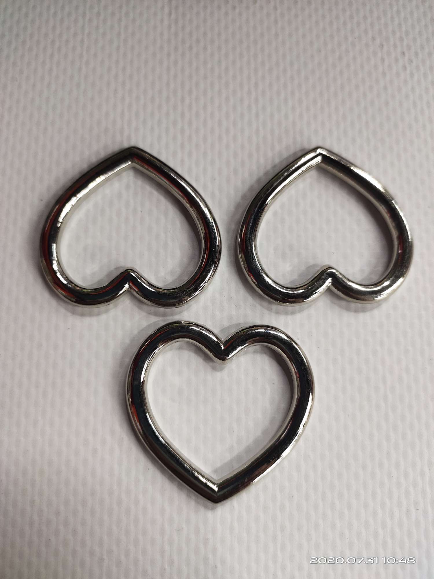 The heart of the shoe buckle comes in various sizes
