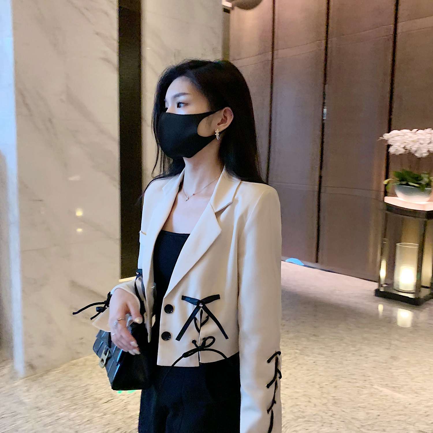A trendy summer women's thin Korean-style design bow short jacket with a casual and stylish suit jacket