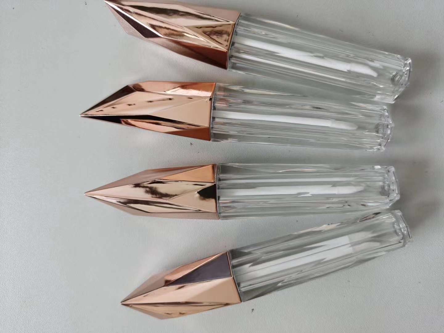 The new lip gloss tube and lip glaze are of high quality and elegant, and can be customized with LOGO craftsmanship undefined
