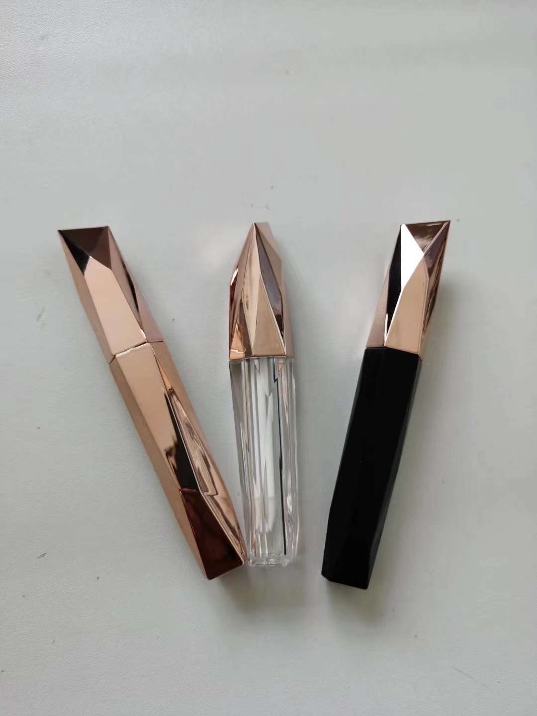 The new lip gloss tube and lip glaze are of high quality and elegant, and can be customized with LOGO craftsmanship Item Picture