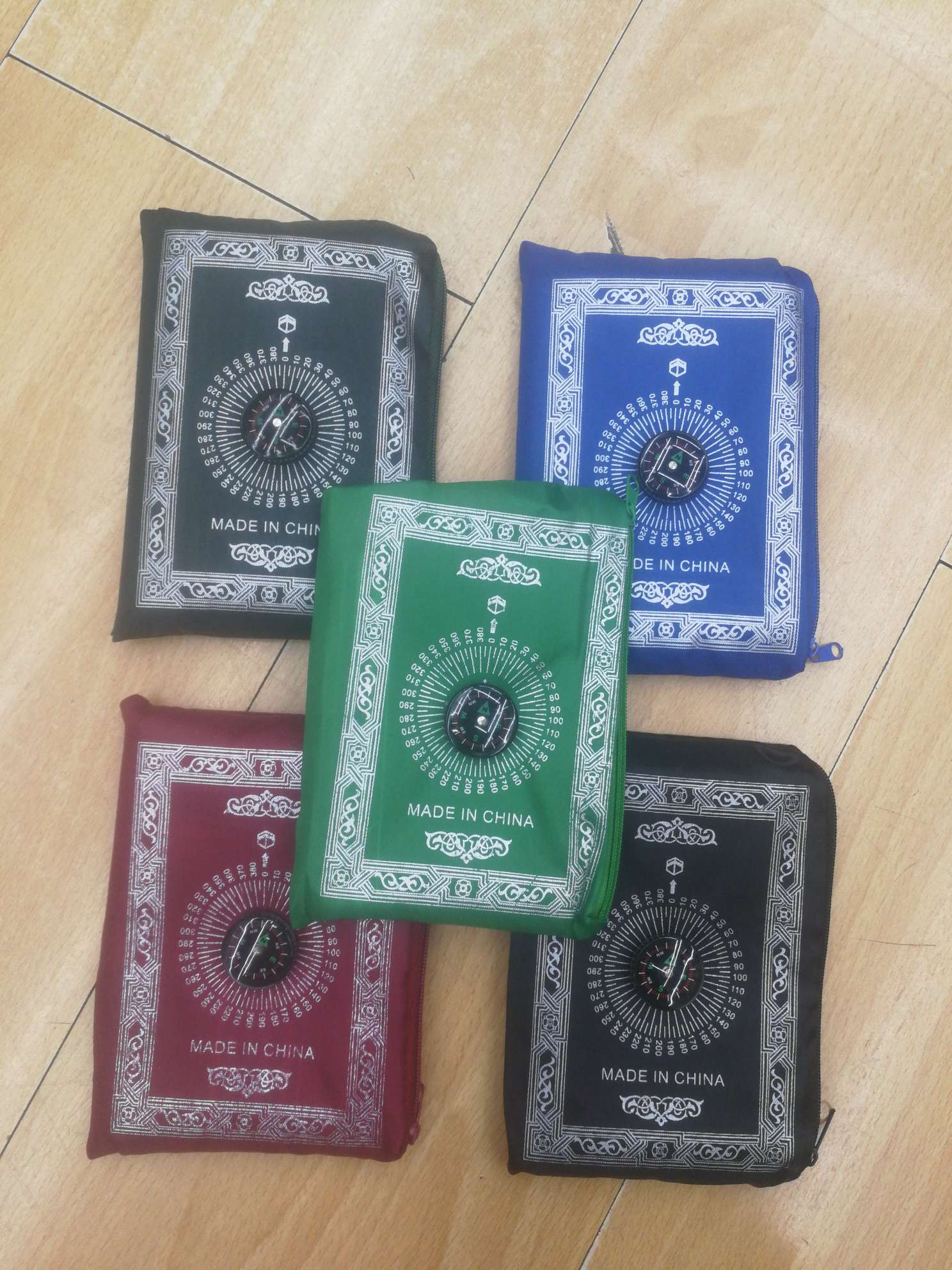 便携式带指南针涤纶穆斯林朝拜毯，规格60*100四角带铁片，含指南针说明书