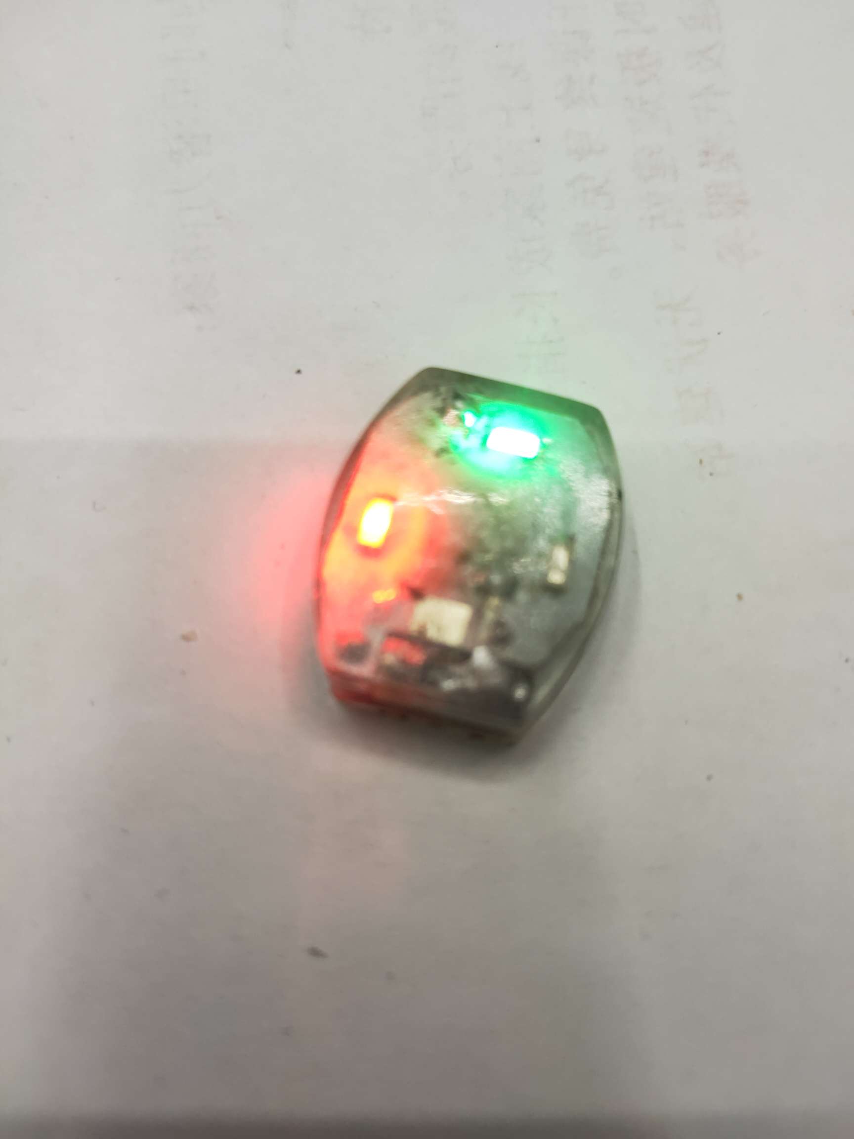 闪灯鞋灯白底实物图