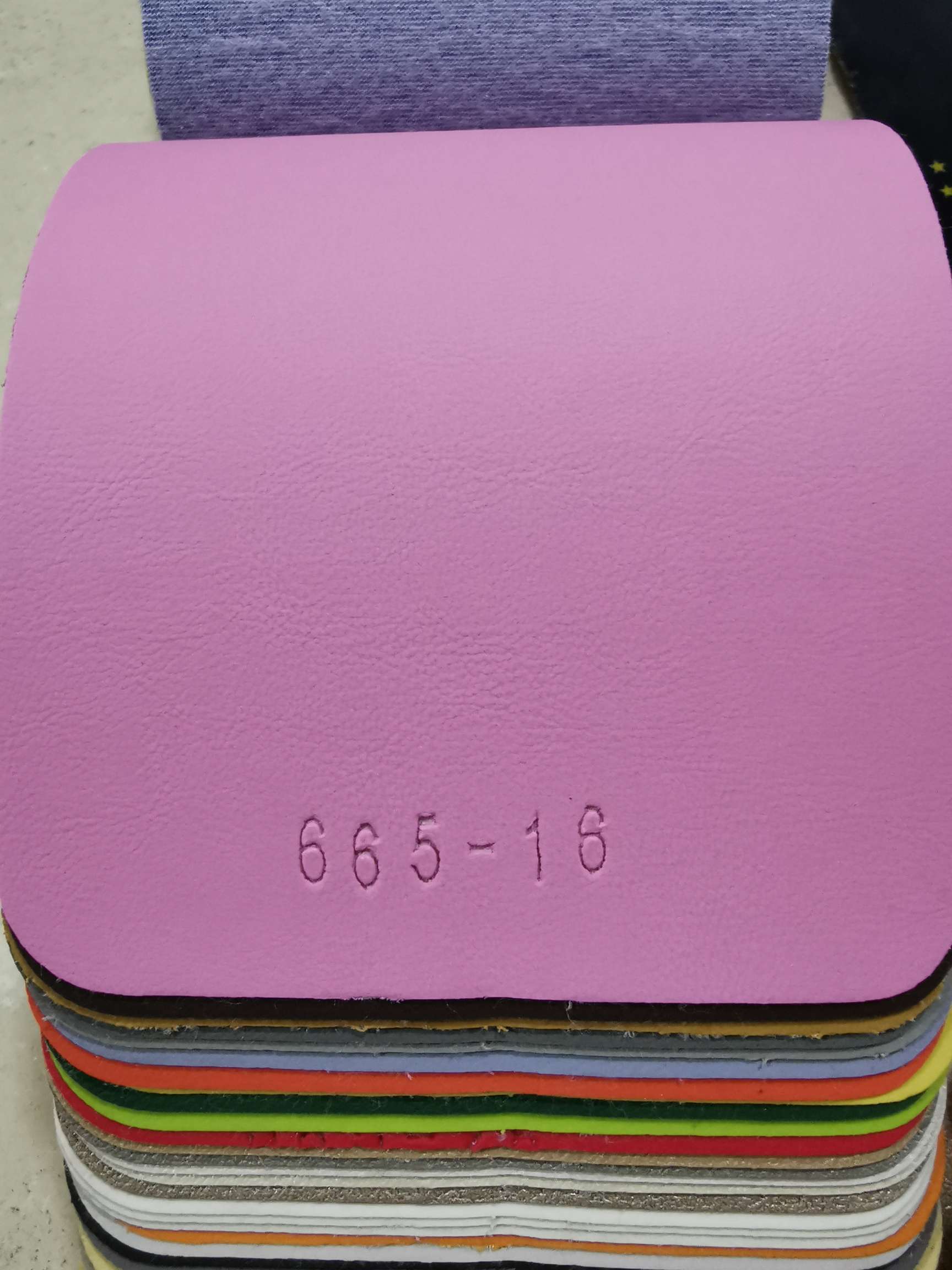 Simulated leather texture, environmentally friendly, flame-retardant, with a variety of colors and clear patterns. Factory direct sales, wholesale and retail Application Scenario