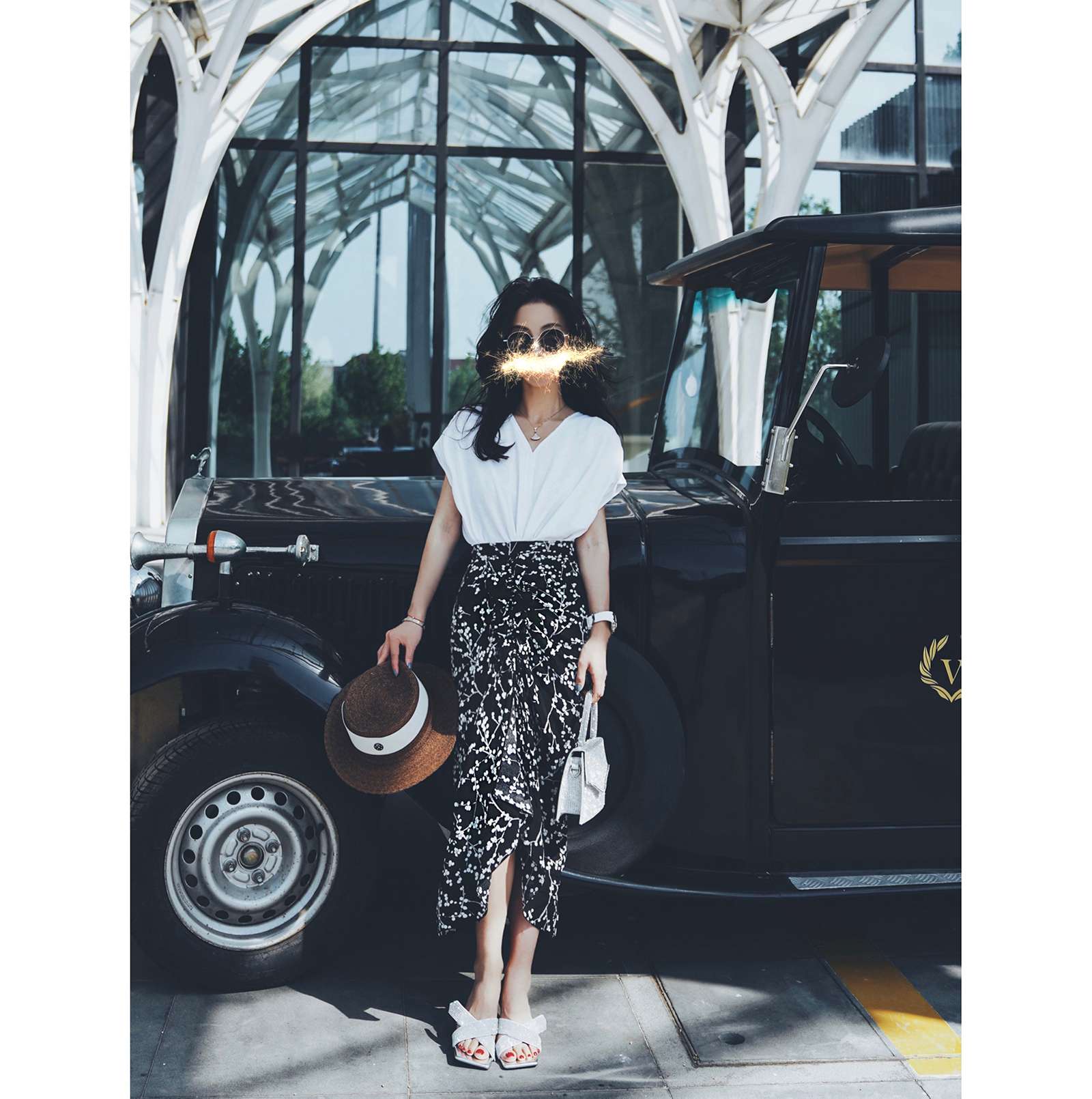 Women's T-shirt, short-sleeved, short top with pleats for slimming, loose base layer, V-neck, versatile, popular vacation style, cool and refreshing Specification image