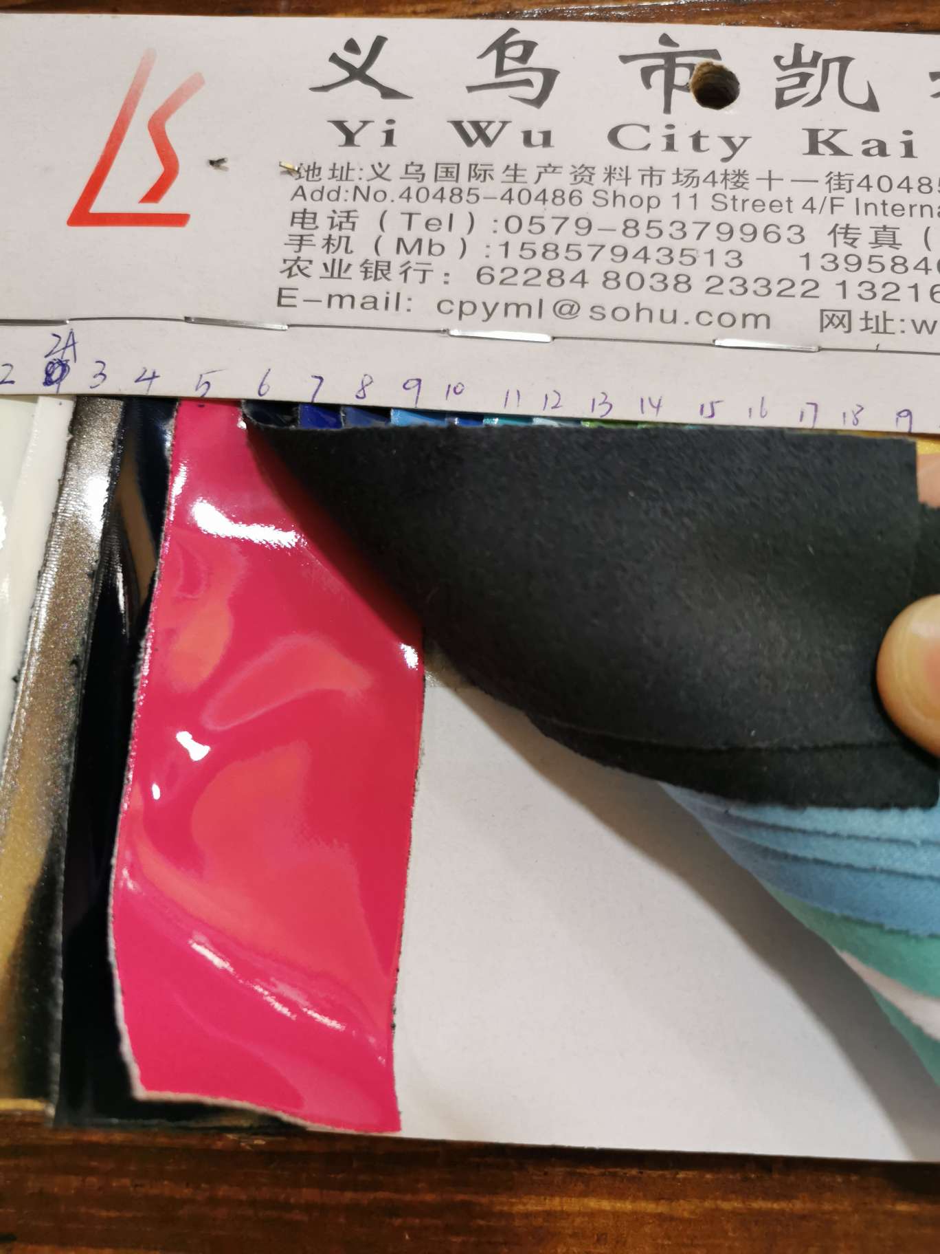 PU镜面革珠光镜面革厂家直销细节图