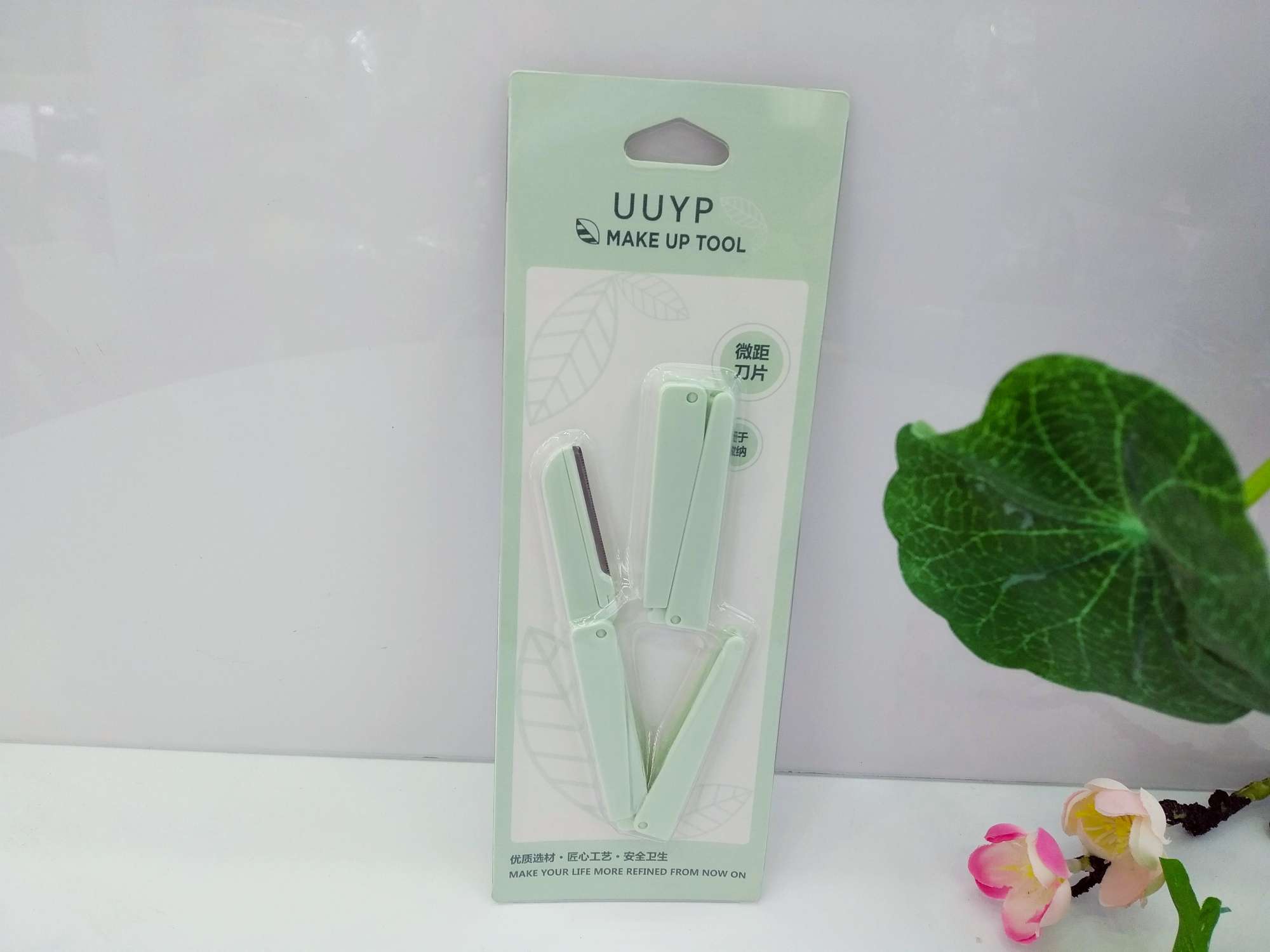 406 Folding eyebrow trimmer. Two eyebrow blades