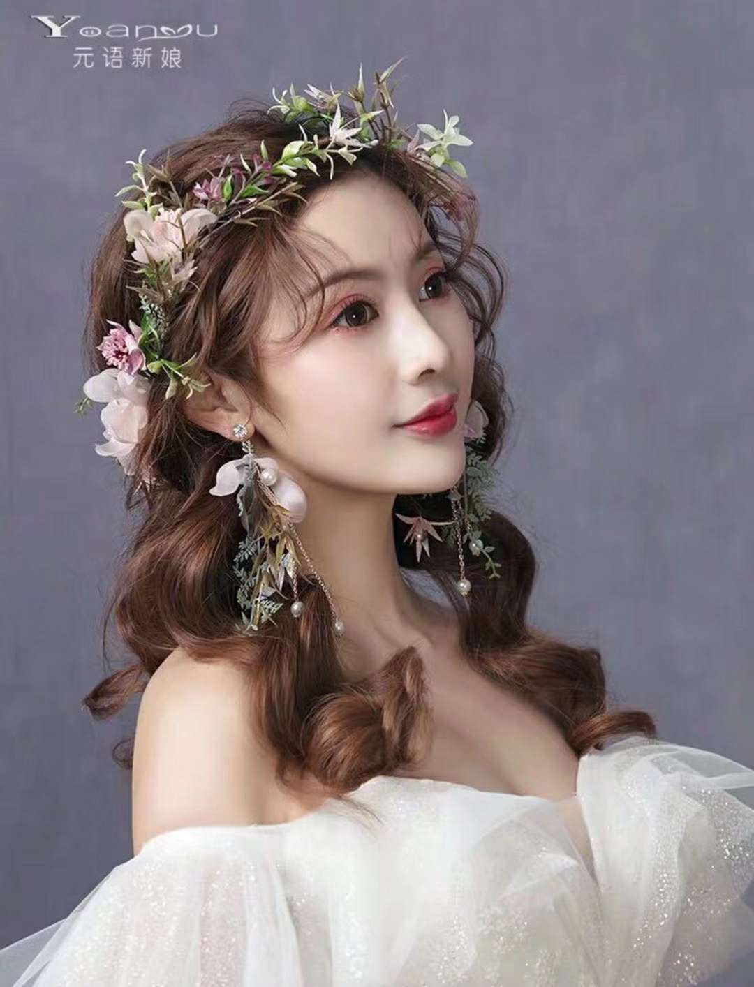 Snow tooth gauze flower forest-themed wreath earrings