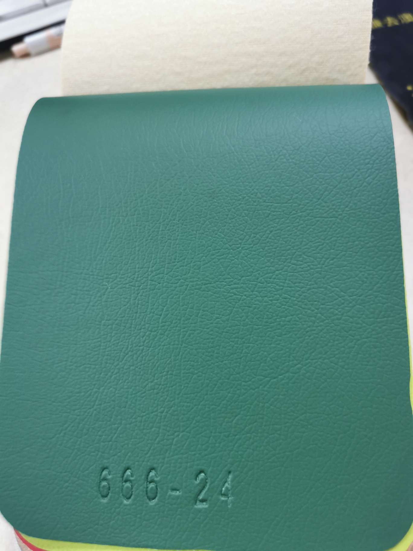 Simulated leather texture, environmentally friendly, flame-retardant, with a variety of colors and clear patterns. Factory direct sales, wholesale and retail details Picture