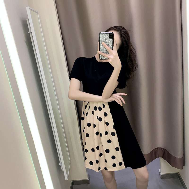 The new black dress with a stylish Hong Kong style for Spring/Summer 2020 features a cinched waist that accentuates a petite figure. It is a round-neck polka dot patchwork dress details Picture