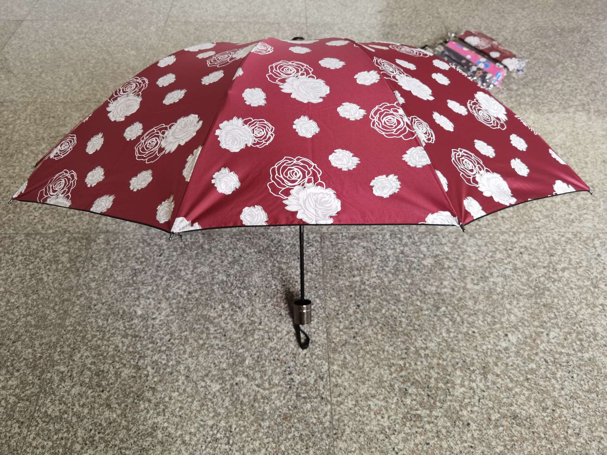 The new model of 65#10K black vinyl double-color sun umbrella, folding umbrella, firm, windproof, practical and portable Application Scenario