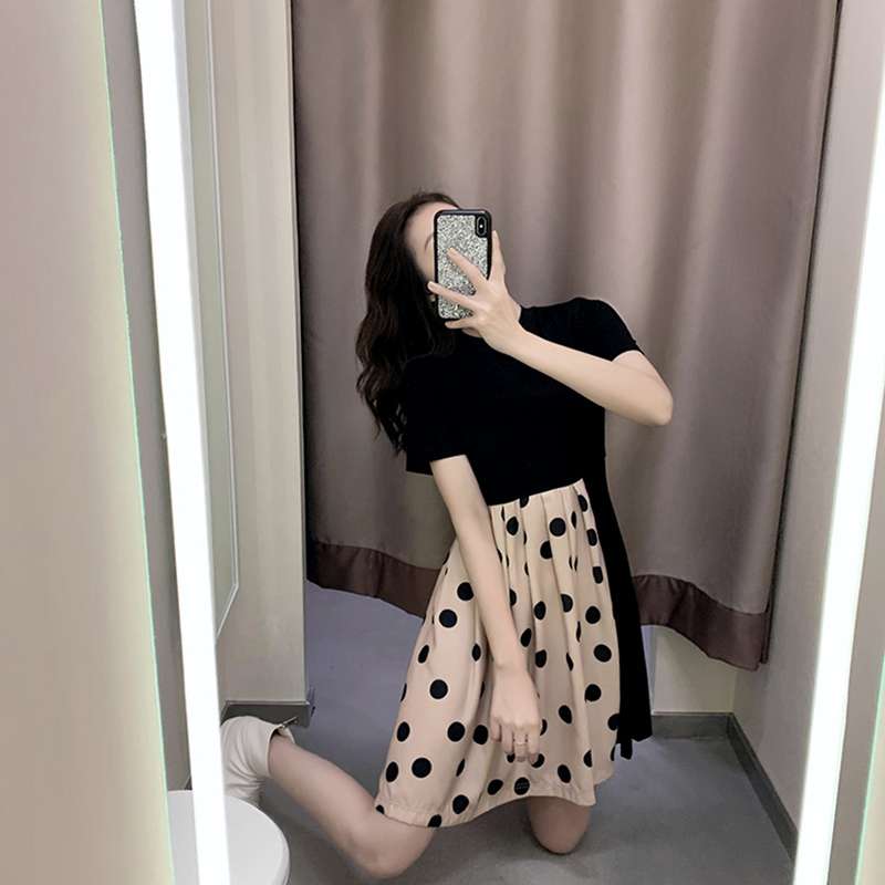 The new black dress with a stylish Hong Kong style for Spring/Summer 2020 features a cinched waist that accentuates a petite figure. It is a round-neck polka dot patchwork dress