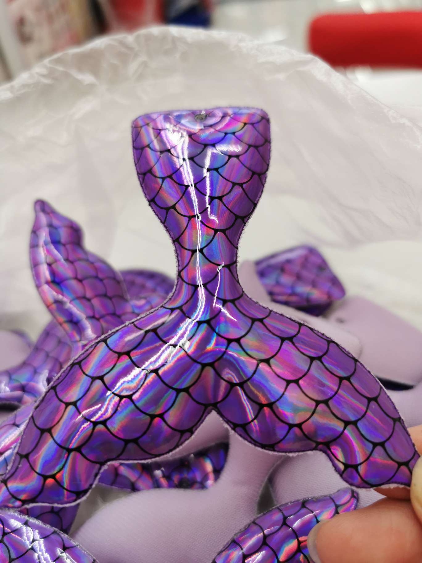 A 10-centimeter fish tail with iridescent fish patterns Specification image