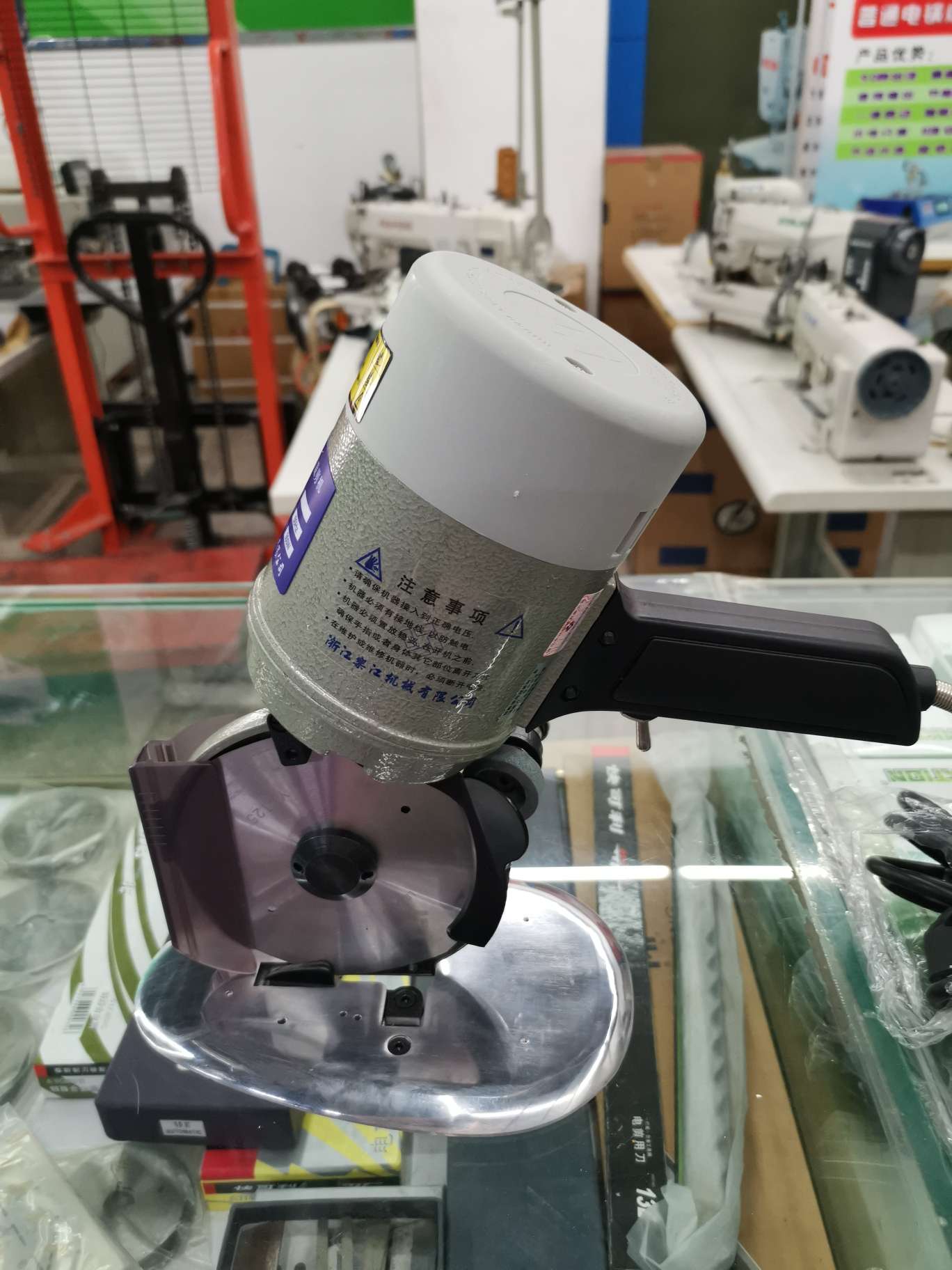 Lejiang 125 type cutting machine, Lejiang 125 type circular knife handheld fabric cutting machine details Picture