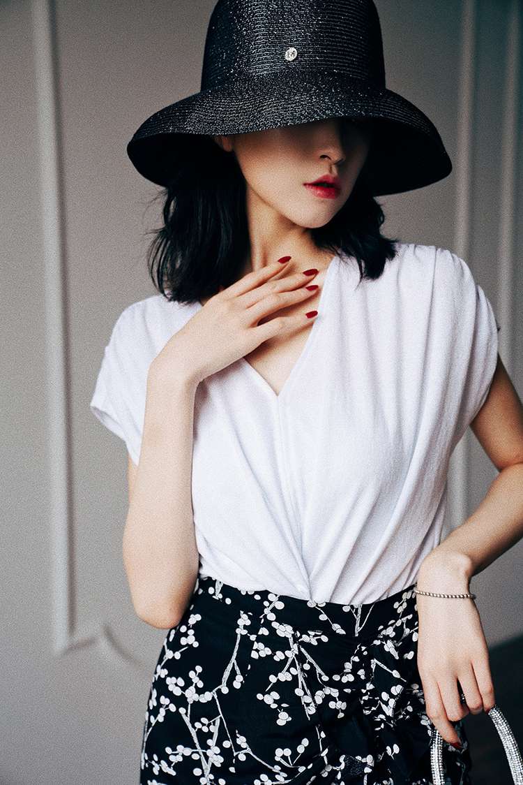 Women's T-shirt, short-sleeved, short top with pleats for slimming, loose base layer, V-neck, versatile, popular vacation style, cool and refreshing details Picture