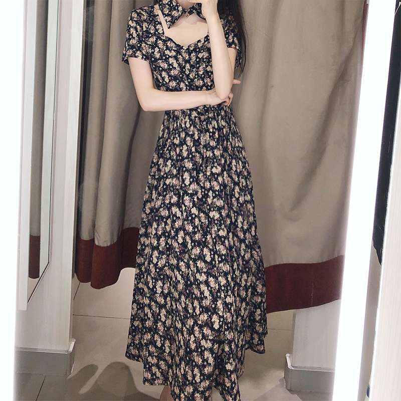 This dress exudes a feminine and goddess-like charm. It features a French retro style with a little trick. The V-neck is a super fairy-like fairy dress details Picture