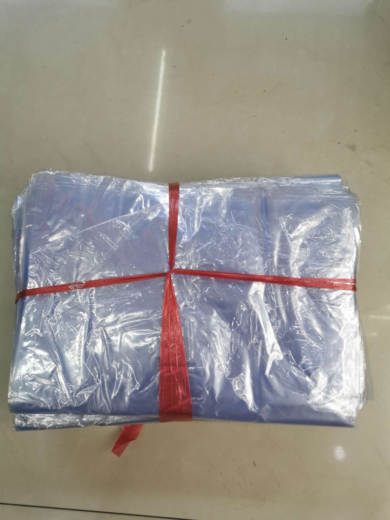 PVC收缩膜厂家直销，定制，专业生产opp，pe,自封袋，收缩膜，高透拉链袋。磨砂袋，EVA拉链袋。欢迎大家来电定制