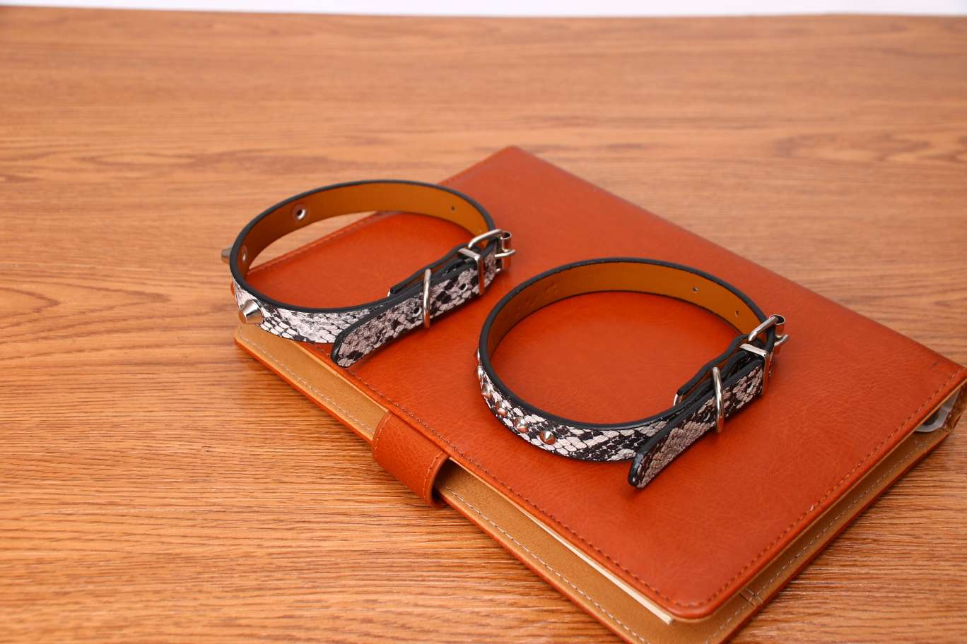 厂家直销PU牛筋配件，蛇皮纹，3水桶钉多色可调节狗狗项圈，颜色艳丽有，红色，黄色，蓝色，黑色等，可根据客户需求定制详情图10