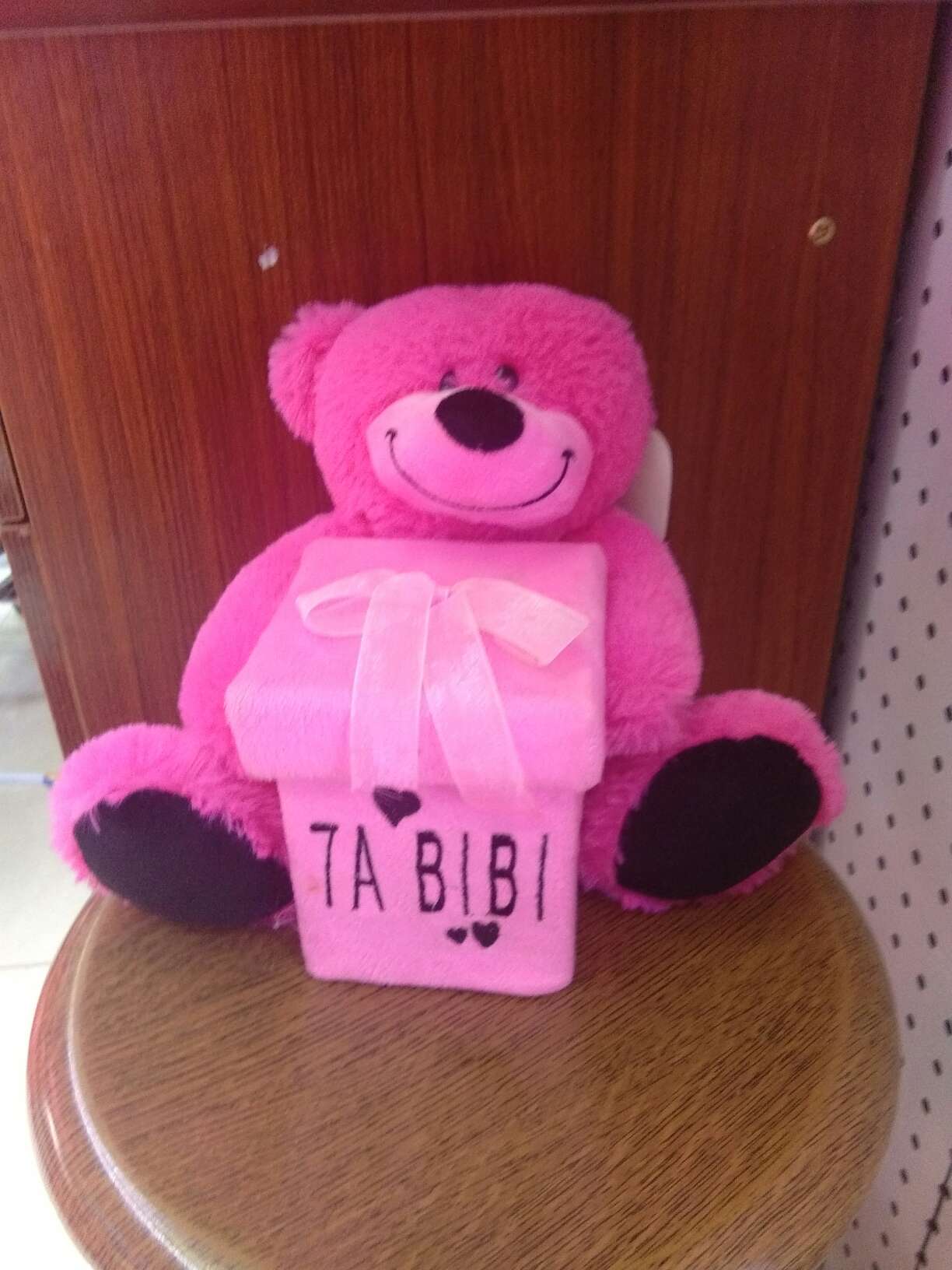 On Valentine's Day, Mei Hong held a gift box bear