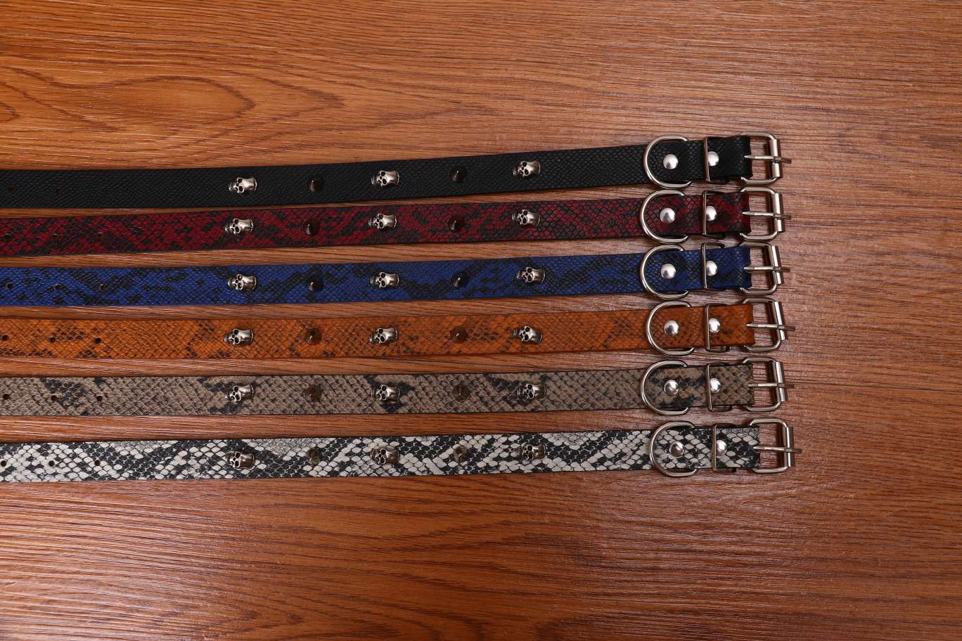 厂家直销PU牛筋配件，蛇皮纹，3水桶钉多色可调节狗狗项圈，颜色艳丽有，红色，黄色，蓝色，黑色，灰色，也可以定制