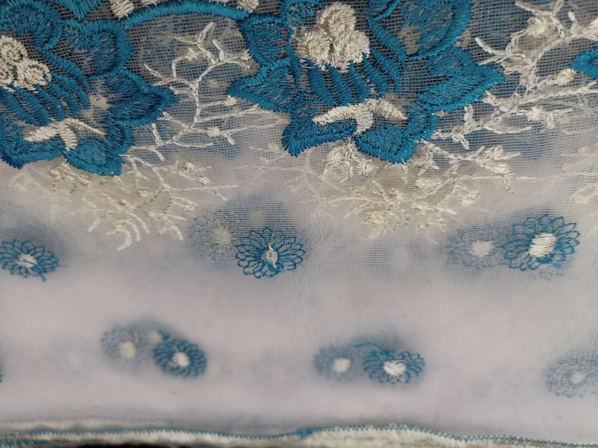 双色刺绣花边细节图