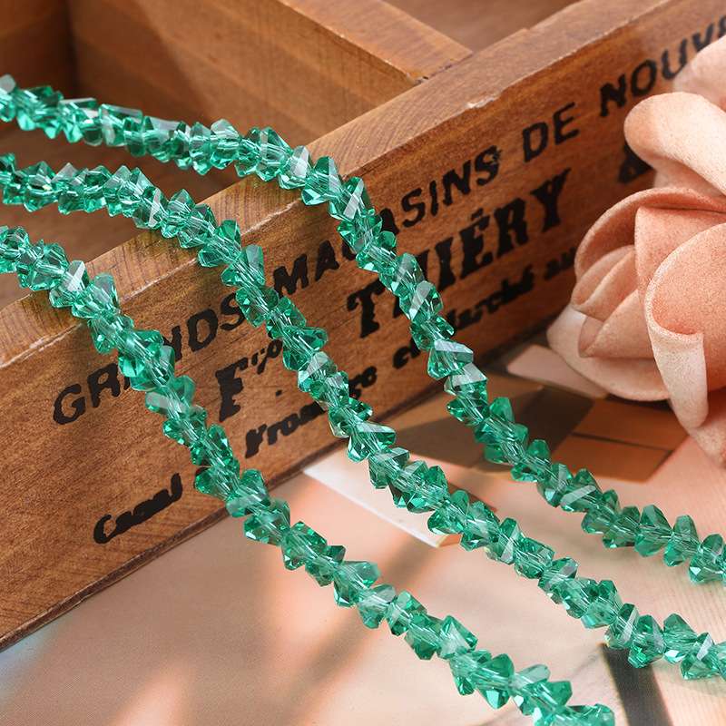 一鑫饰品厂家直销精致时尚水晶玻璃三角珠 璀璨多色水晶链服饰配件批发6MM详情图6