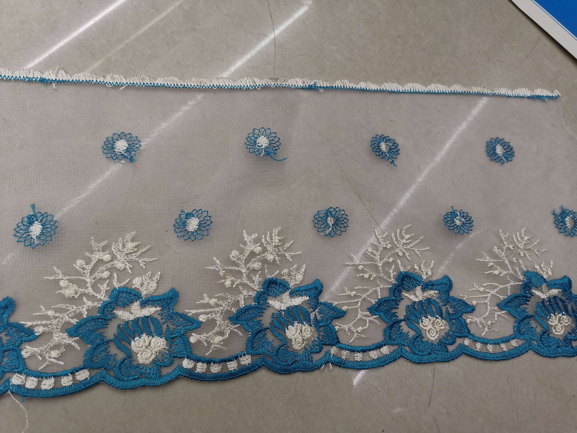双色刺绣花边白底实物图