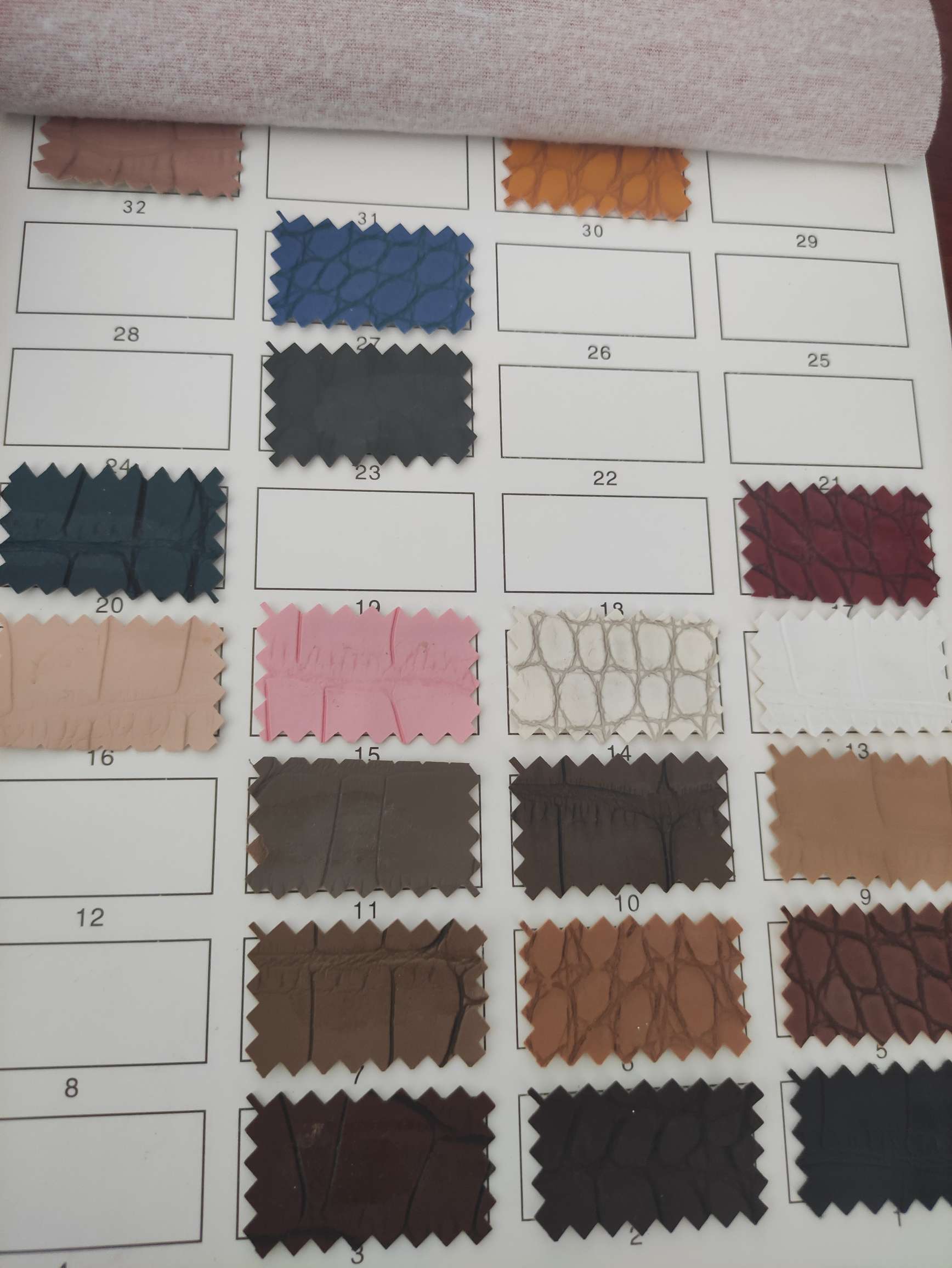 Yangzi Crocodile is selling a large number of high, medium and low-end leather fabrics in stock directly from the manufacturer. We are selling a large number of popular new high, medium and low-end cases in stock