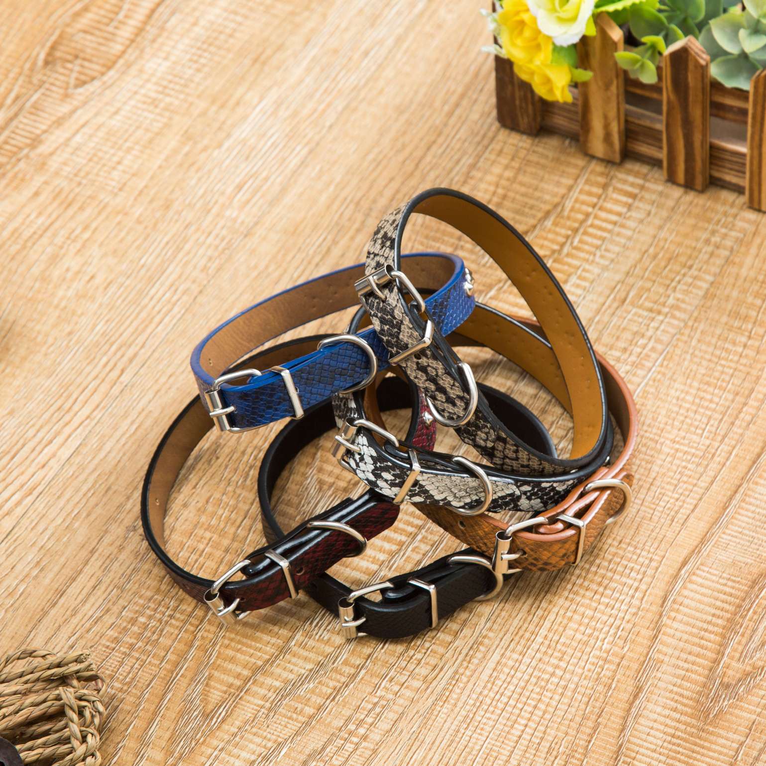 厂家直销PU皮蛇皮纹，打泡钉多色宠物宝宝项圈！颜色可选黄色咖啡色黑色蓝色白色详情图7