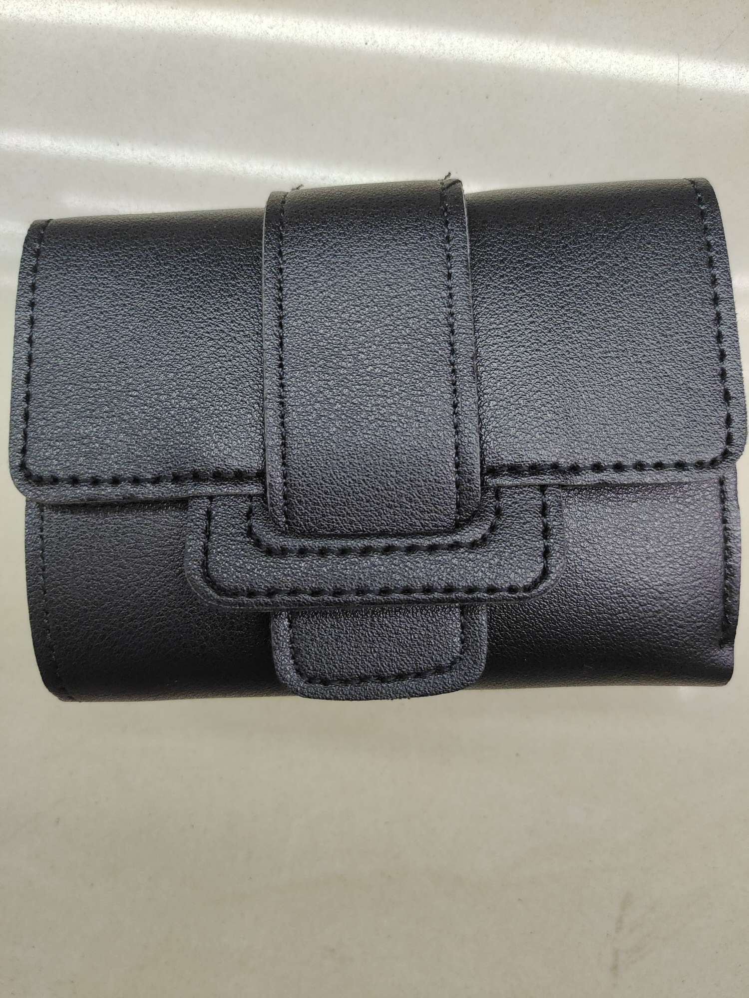 This fashionable short wallet is small, ultra-thin, and features a foldable soft leather multi-functional card case. It has a fine texture and excellent breathability, and is not easily scratched