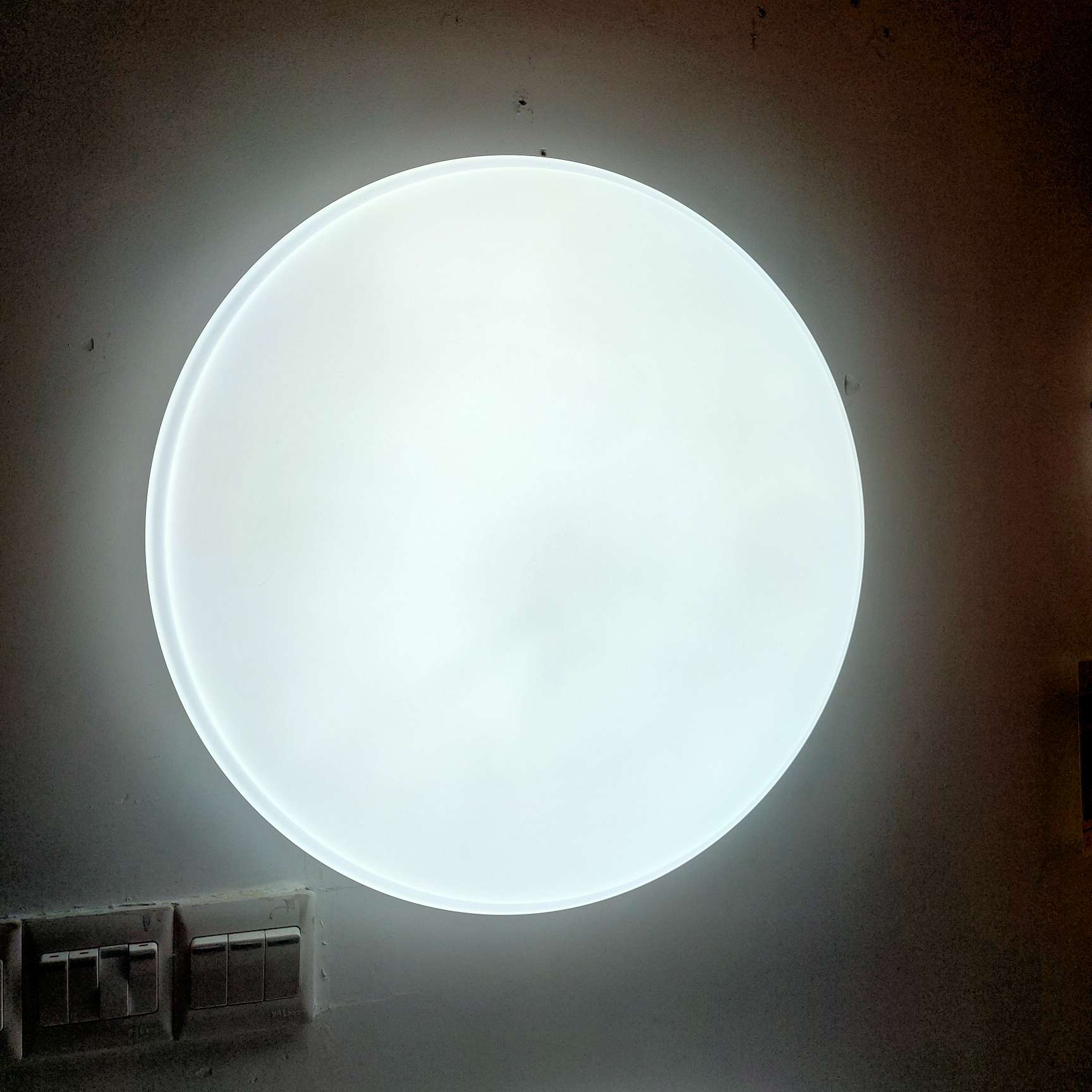 LED吸顶灯28w白底实物图