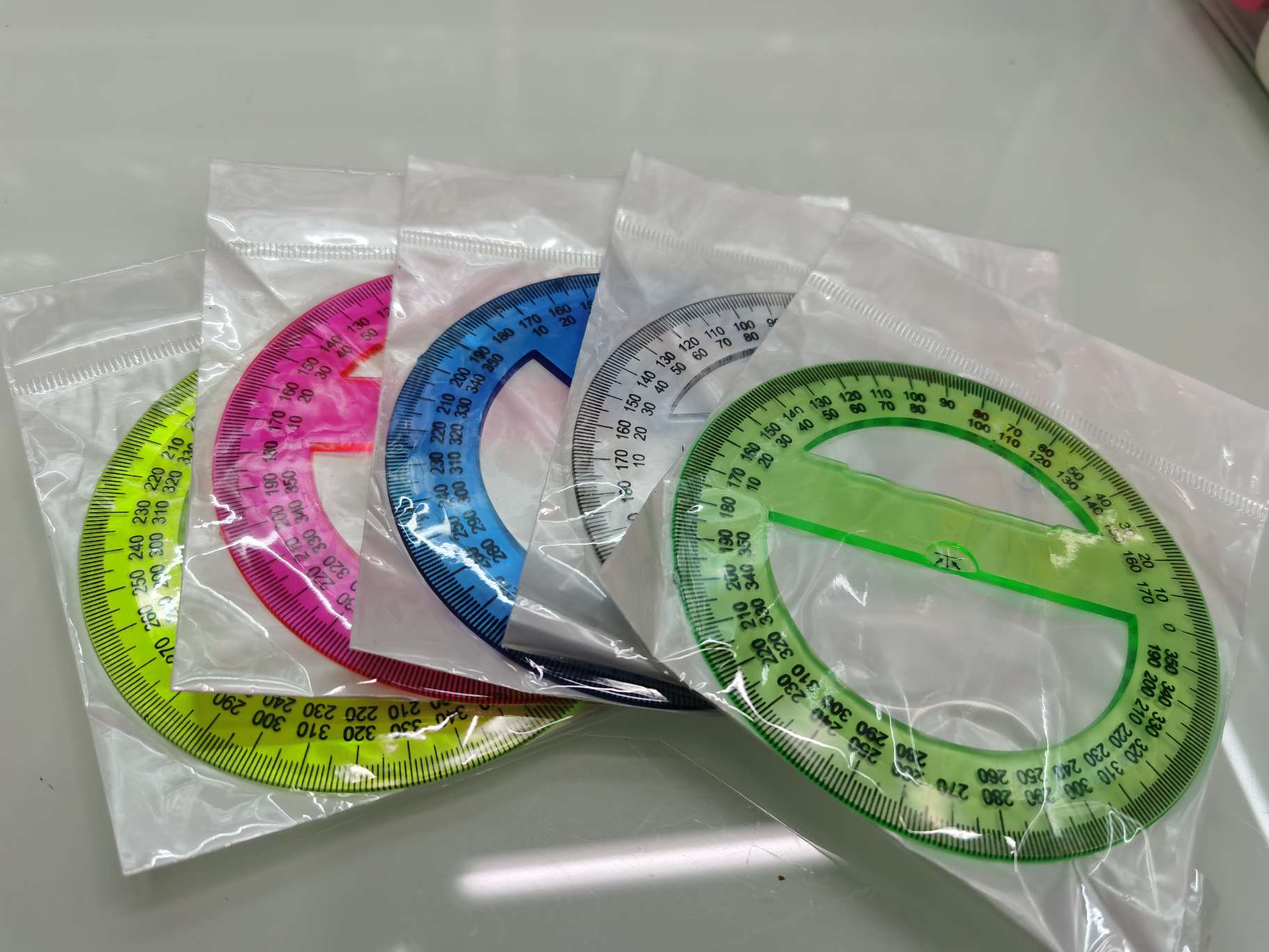 10cm protractor, mixed in four colors Application Scenario